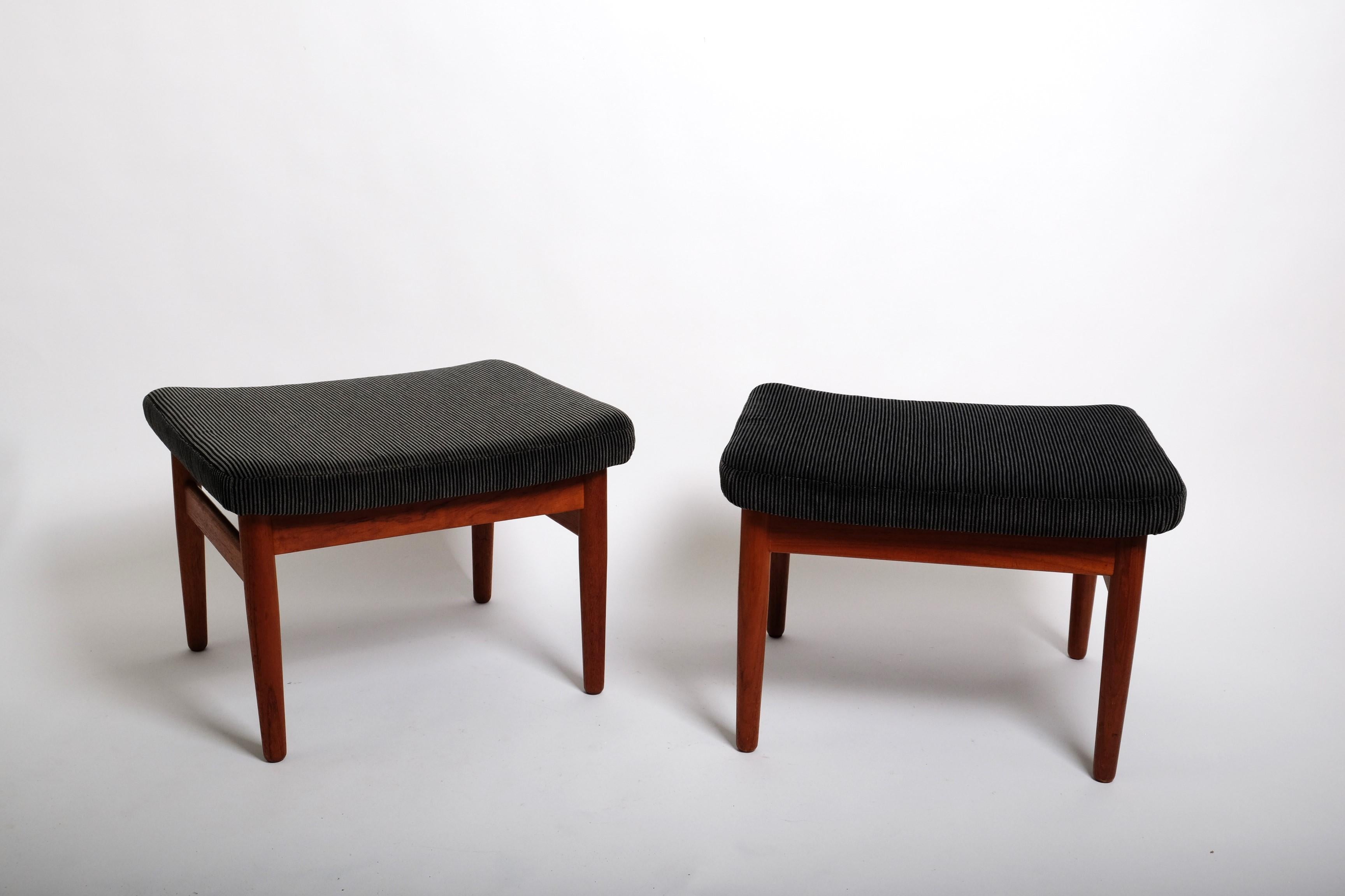 Deux très beaux tabourets dessinés par Arne Vodder pour France & Son, Danemark 1962. Ils ont été conçus à l'origine comme poufs du fauteuil réglable FD164. Mais ils peuvent également être utilisés comme tabourets autonomes. 

Ces tabourets sont
