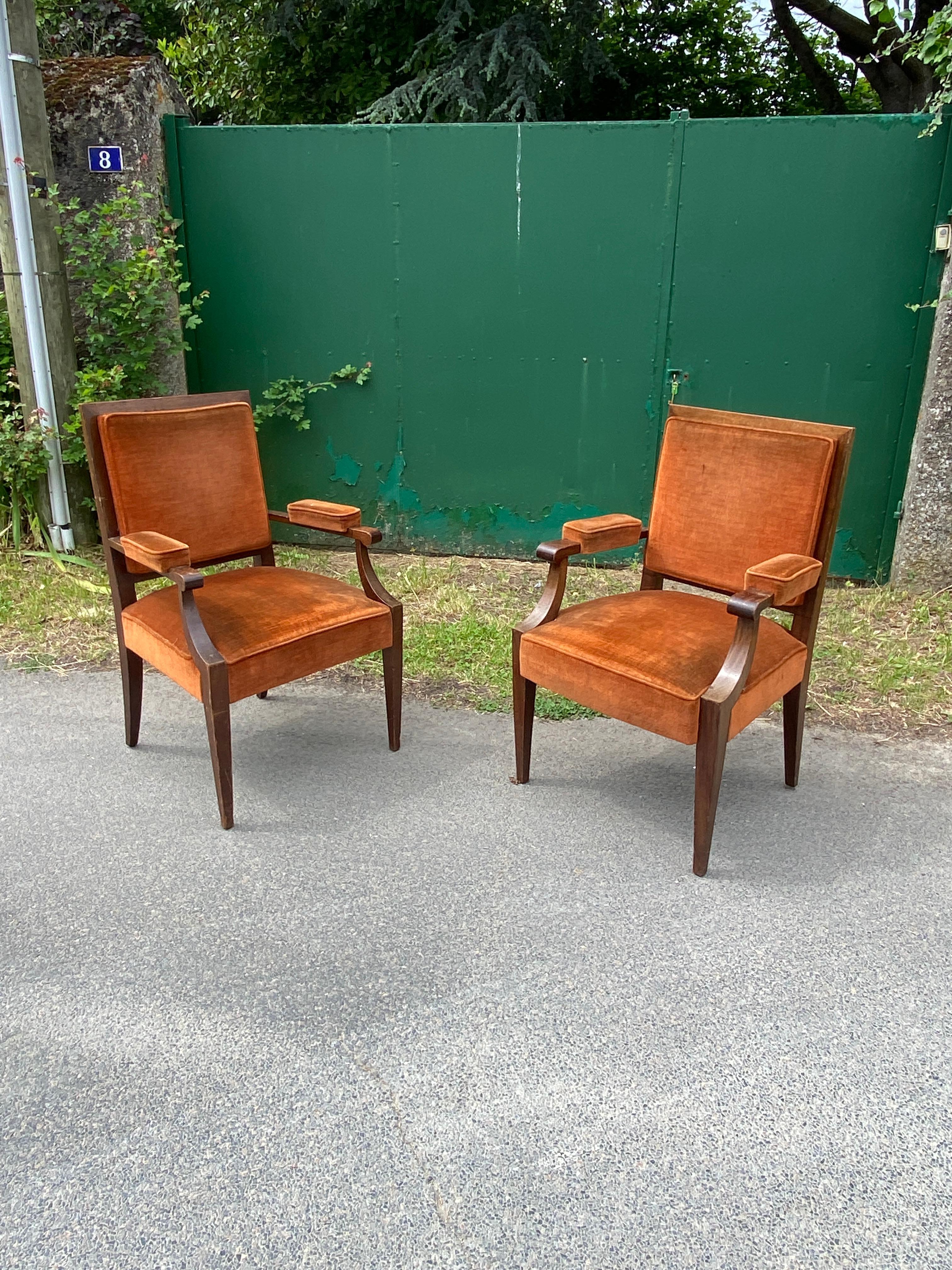 Due poltrone art déco nello stile di André Arbus in legno e velluto
modello leggermente differente 
dimensioni: 97x62x58 cm e 96x61x55 cm
il prezzo è per uno
due sono disponibili