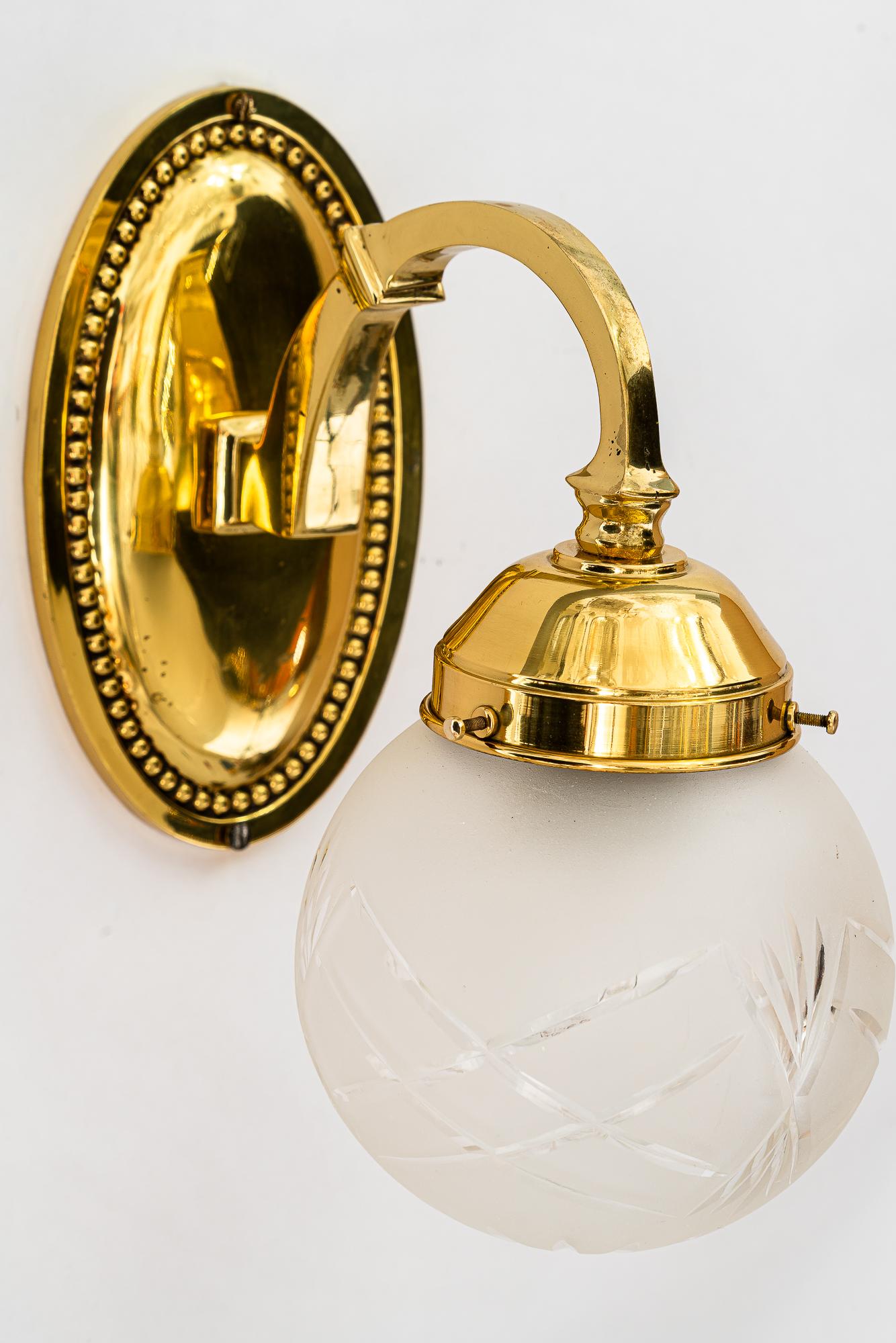 2 apliques art decó de latón y cristal tallado viena alrededor de 1920
Latón pulido y esmaltado al horno
Vasos esmerilados cortados originales