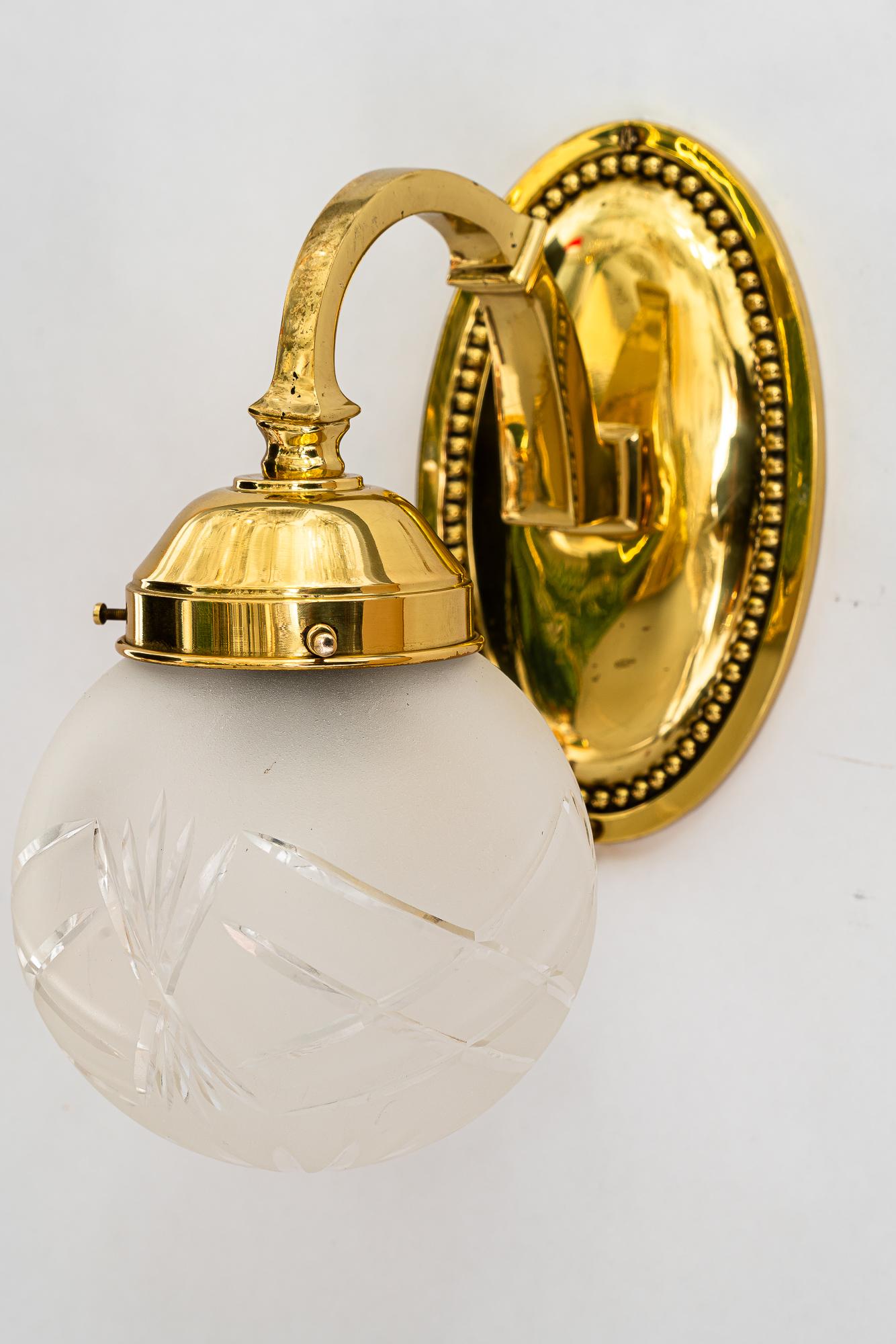 2 apliques art decó de latón y cristal tallado viena alrededor de 1920 Austríaco en venta