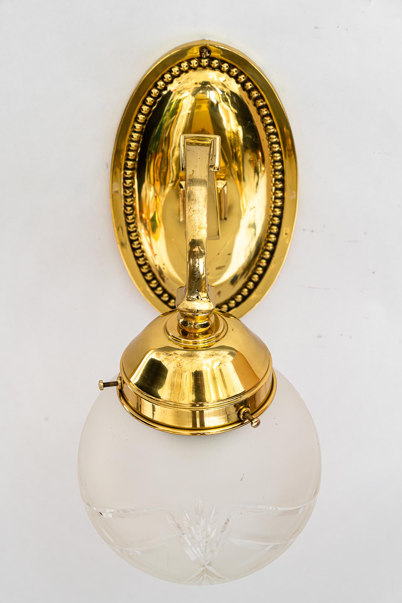2 apliques art decó de latón y cristal tallado viena alrededor de 1920 Lacado en venta