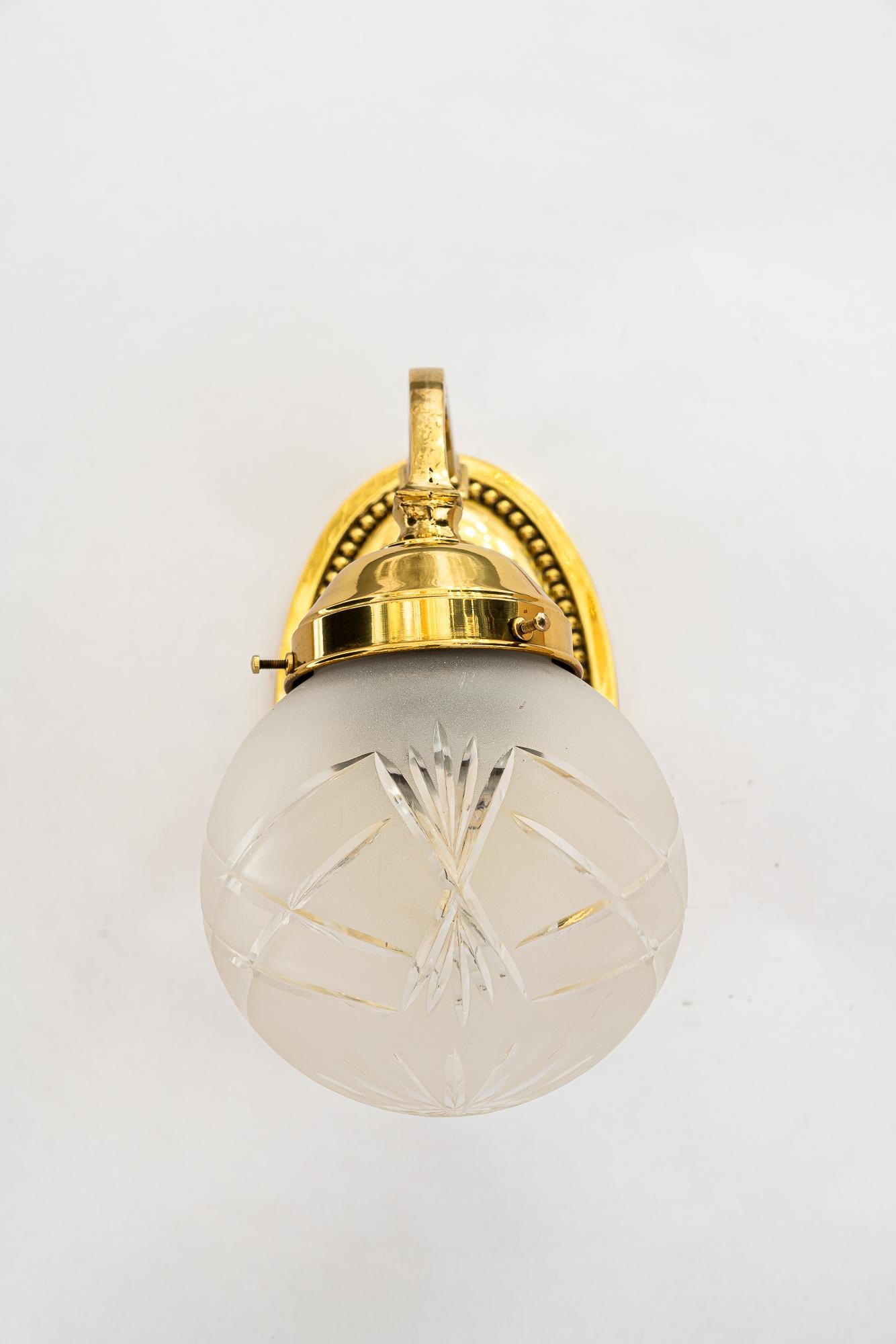 2 apliques art decó de latón y cristal tallado viena alrededor de 1920 en Bueno estado para la venta en Wien, AT