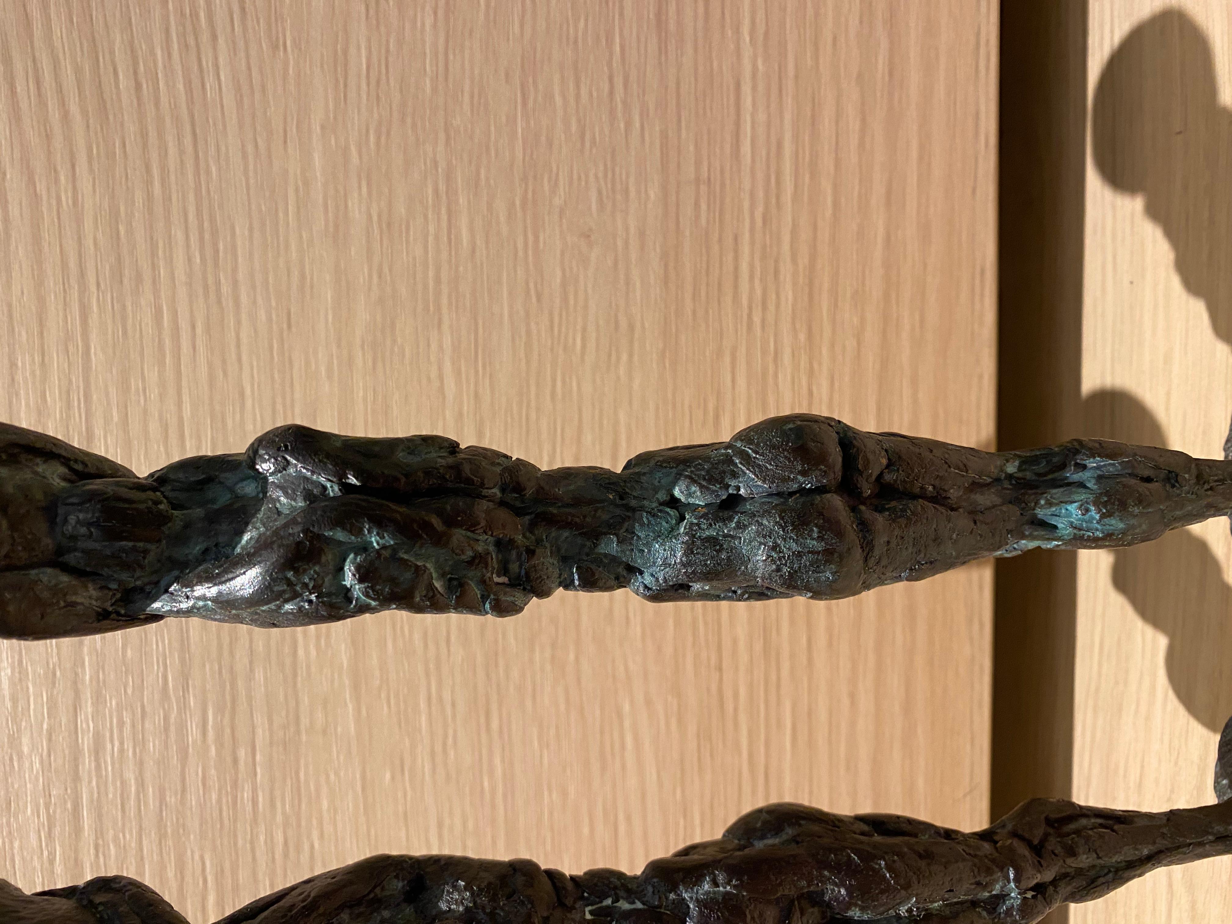 Paire de chandeliers en bronze dans le style de Giacometti, représentant deux figures féminines stylisées. Signé A. Moreno.
Ensemble de 2 pièces

