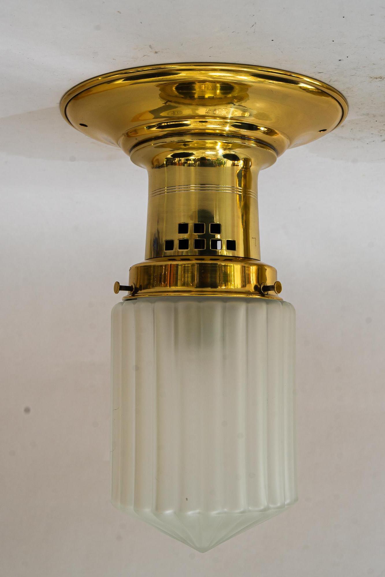 Début du 20ème siècle 2 plafonniers Art déco avec verres cathédrales vienne vers 1920 en vente