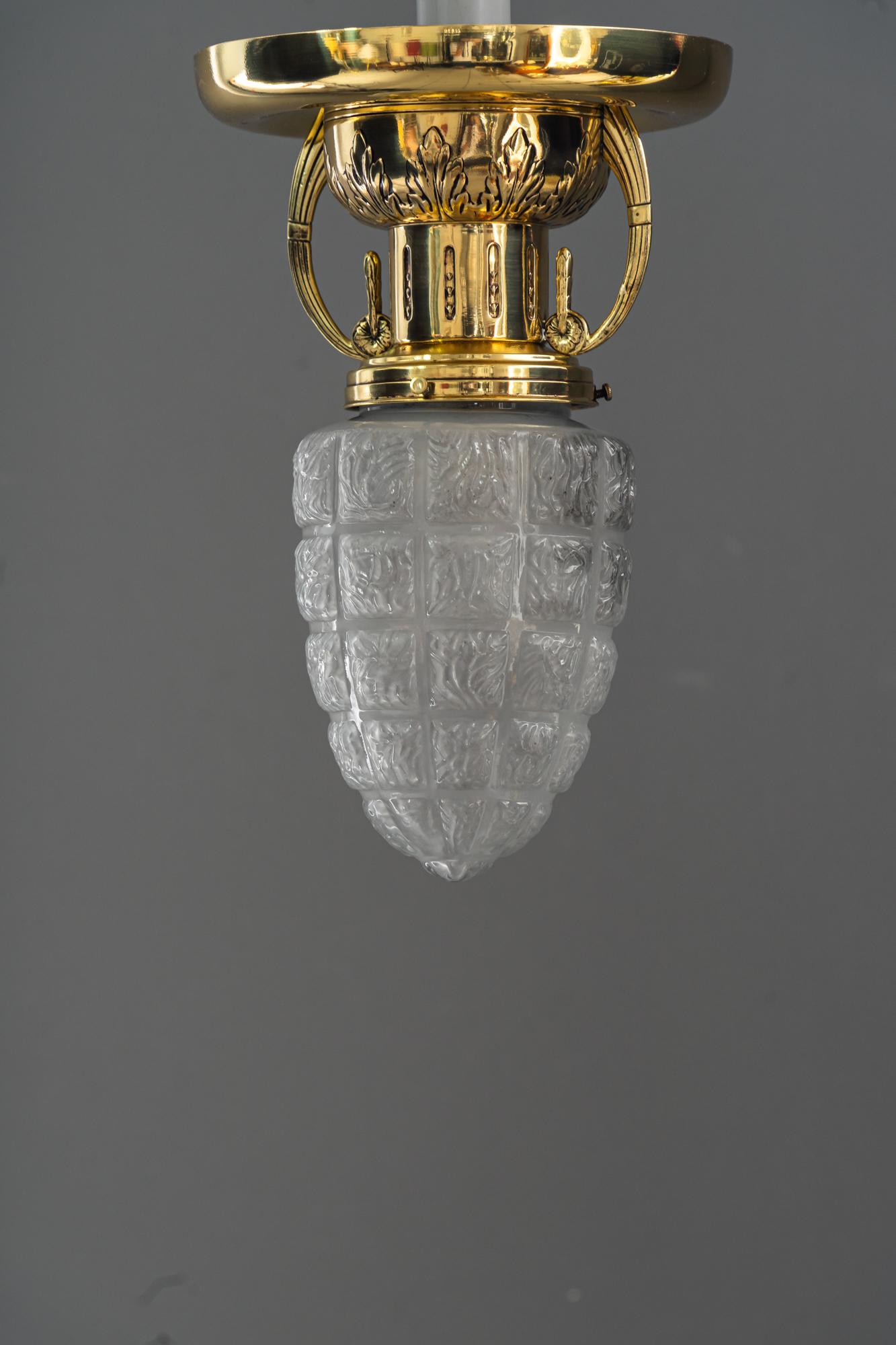 2 Art Deco Deckenlampen mit original Glasschirmen Wien um 1920er Jahre 
Messing poliert und emailliert
Original Glasschirme