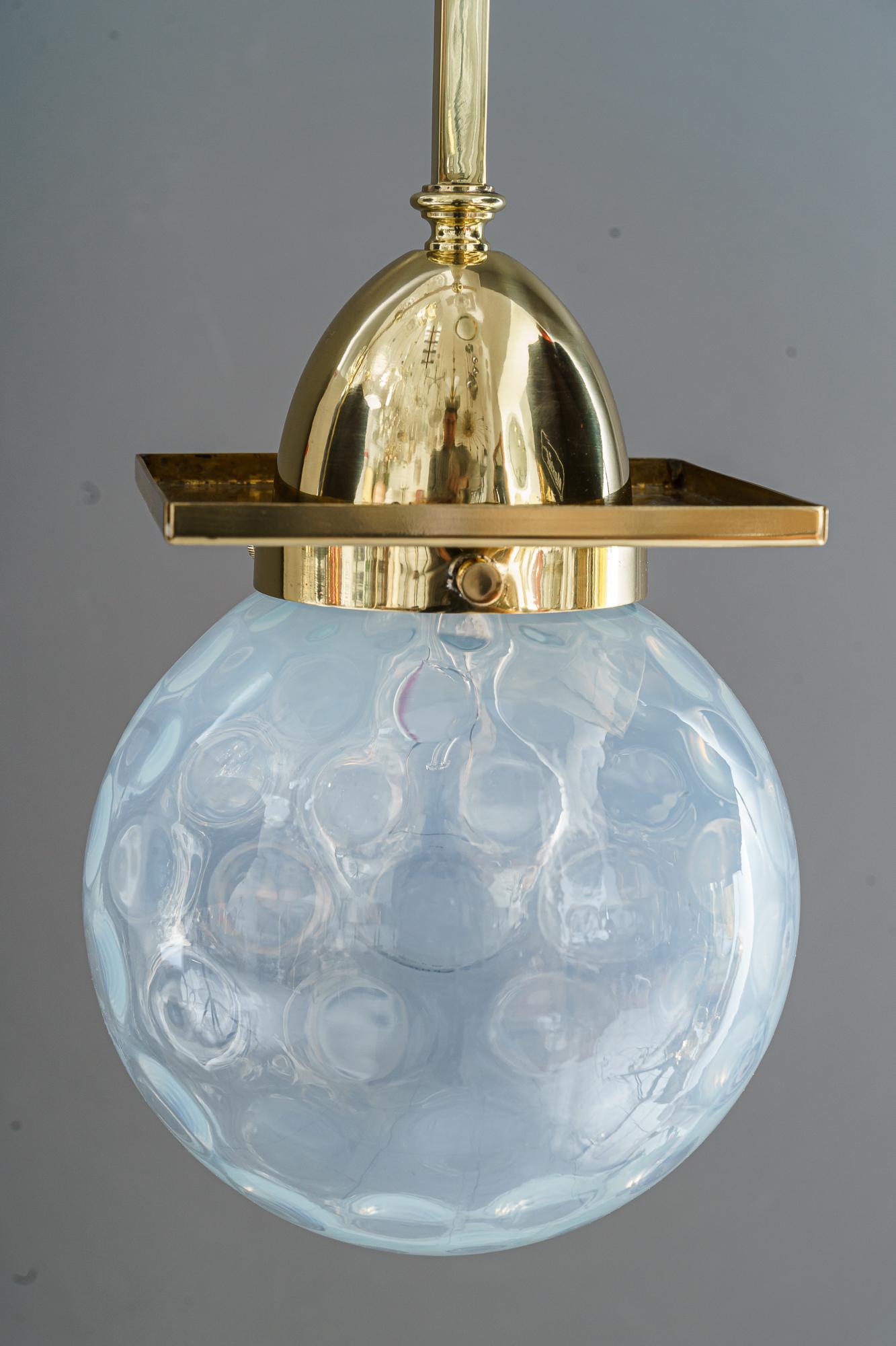 2 Art Deco Deckenlampen mit original Glasschirmen Wien um 1920er Jahre 
Die Glasschirme wurden von böhmischen Glasherstellern bezogen, darunter auch das renommierte Unternehmen Johann Loetz-Witwe Klostermühle.
Messing poliert und emailliert