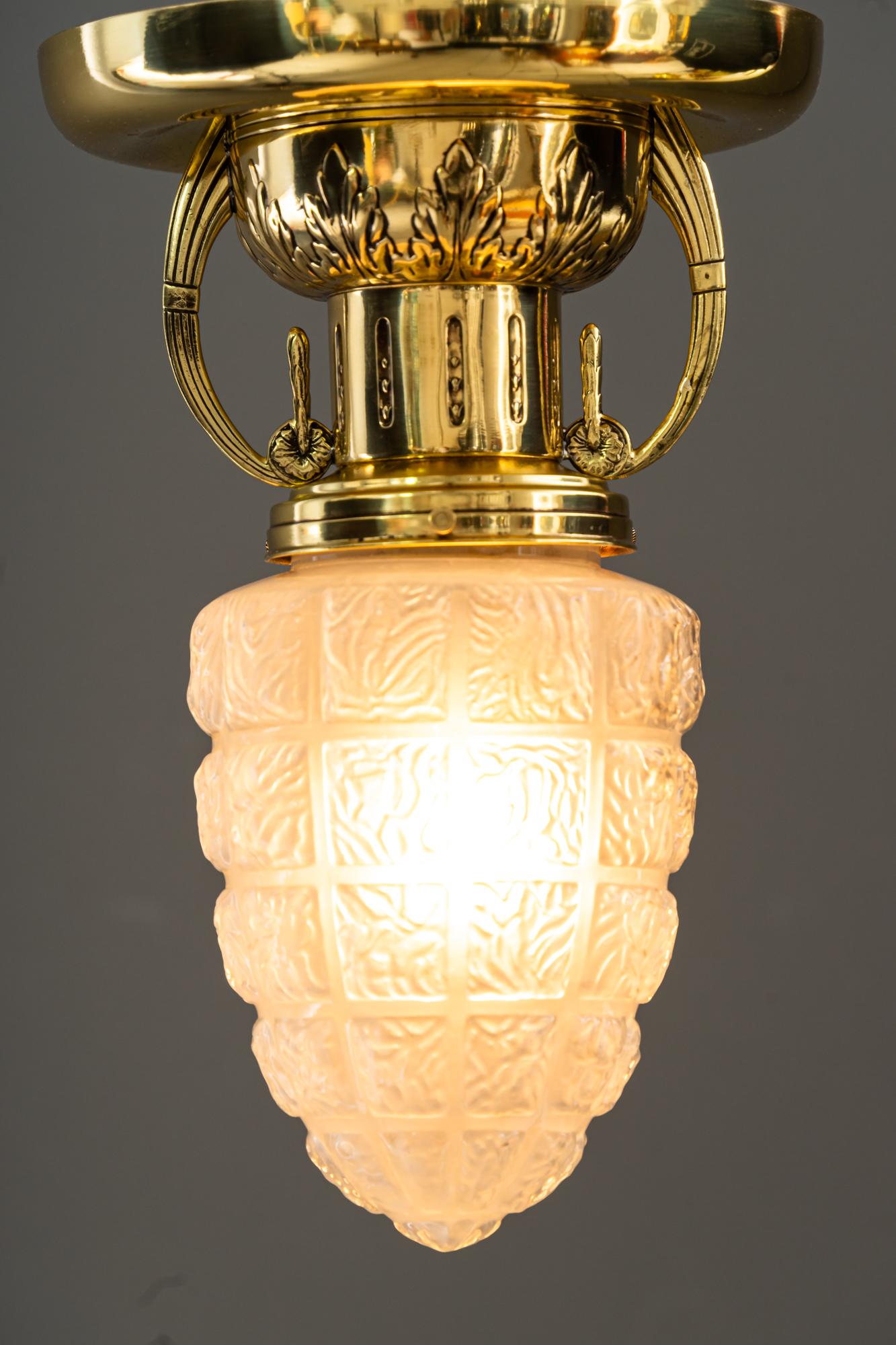 2 Art Deco Deckenlampen mit original Glasschirmen Wien um 1920er Jahre  (Lackiert) im Angebot