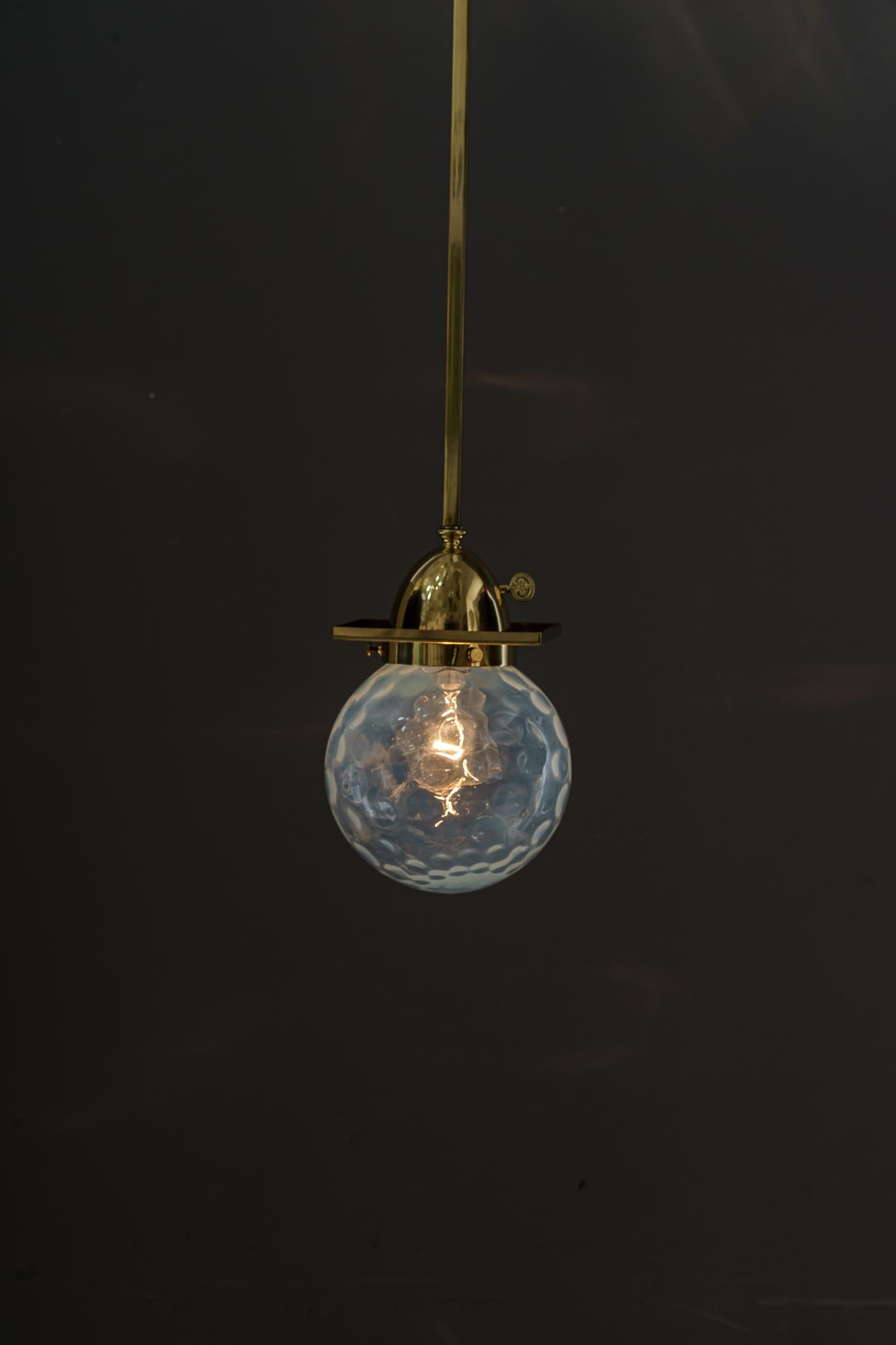 2 Art Deco Deckenlampen mit original Glasschirmen Wien um 1920er Jahre  (Messing) im Angebot
