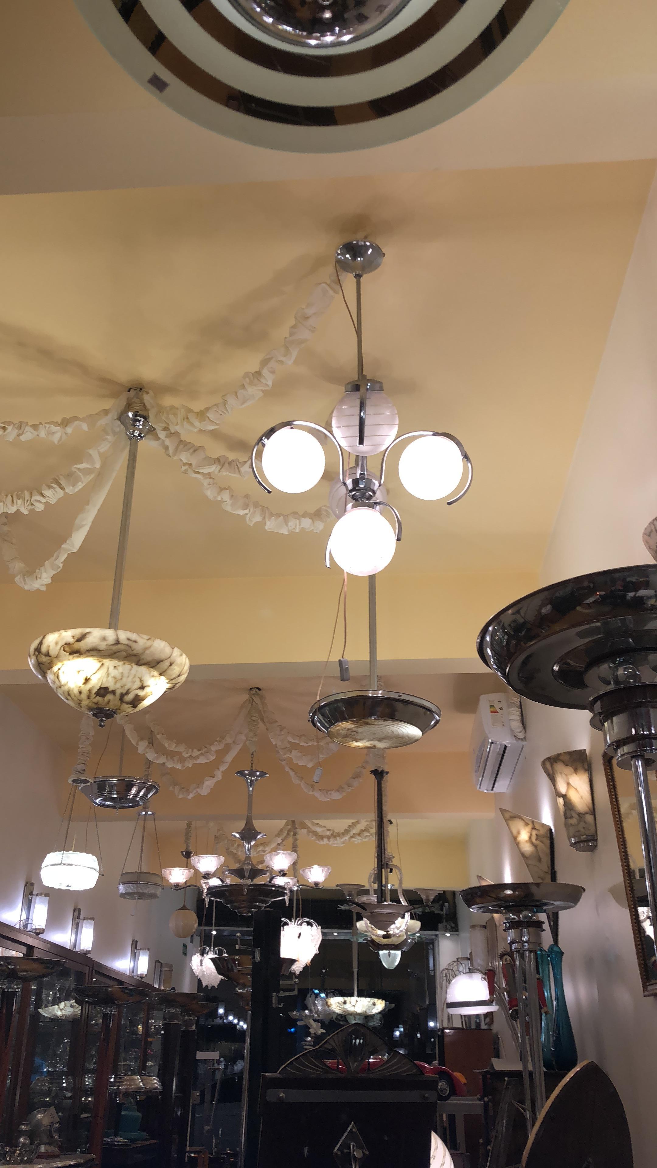 Style: Art Deco
Year: 1935
Material: alabaster and chrome.
For your safety and that of your property, all our lighting have new electric cables. We always think of our customers.
If you have any questions we are at your disposal.
We have specialized