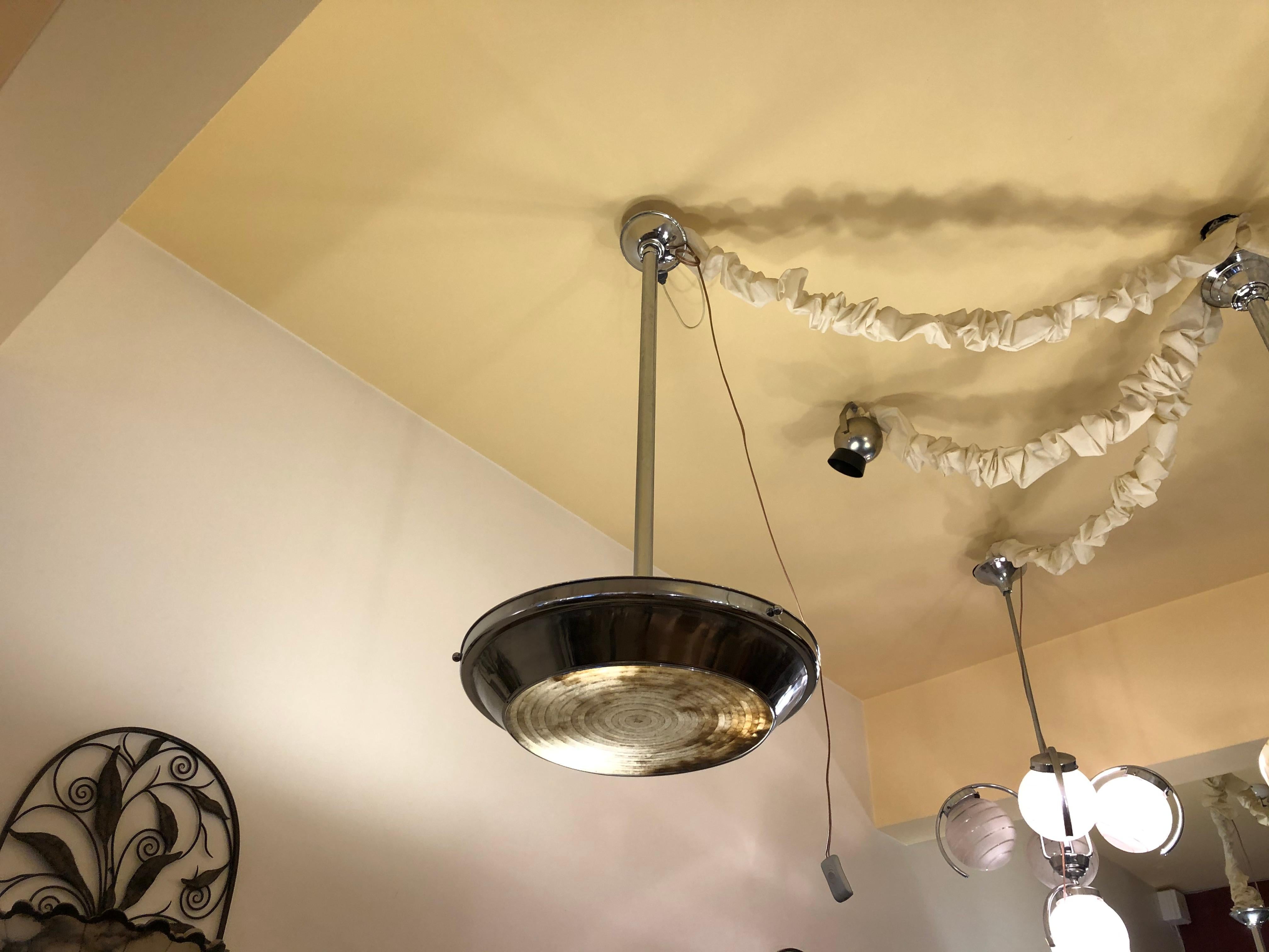 2 lampadari Art Deco in alabastro e cromo, stile, 1935 in vendita 1