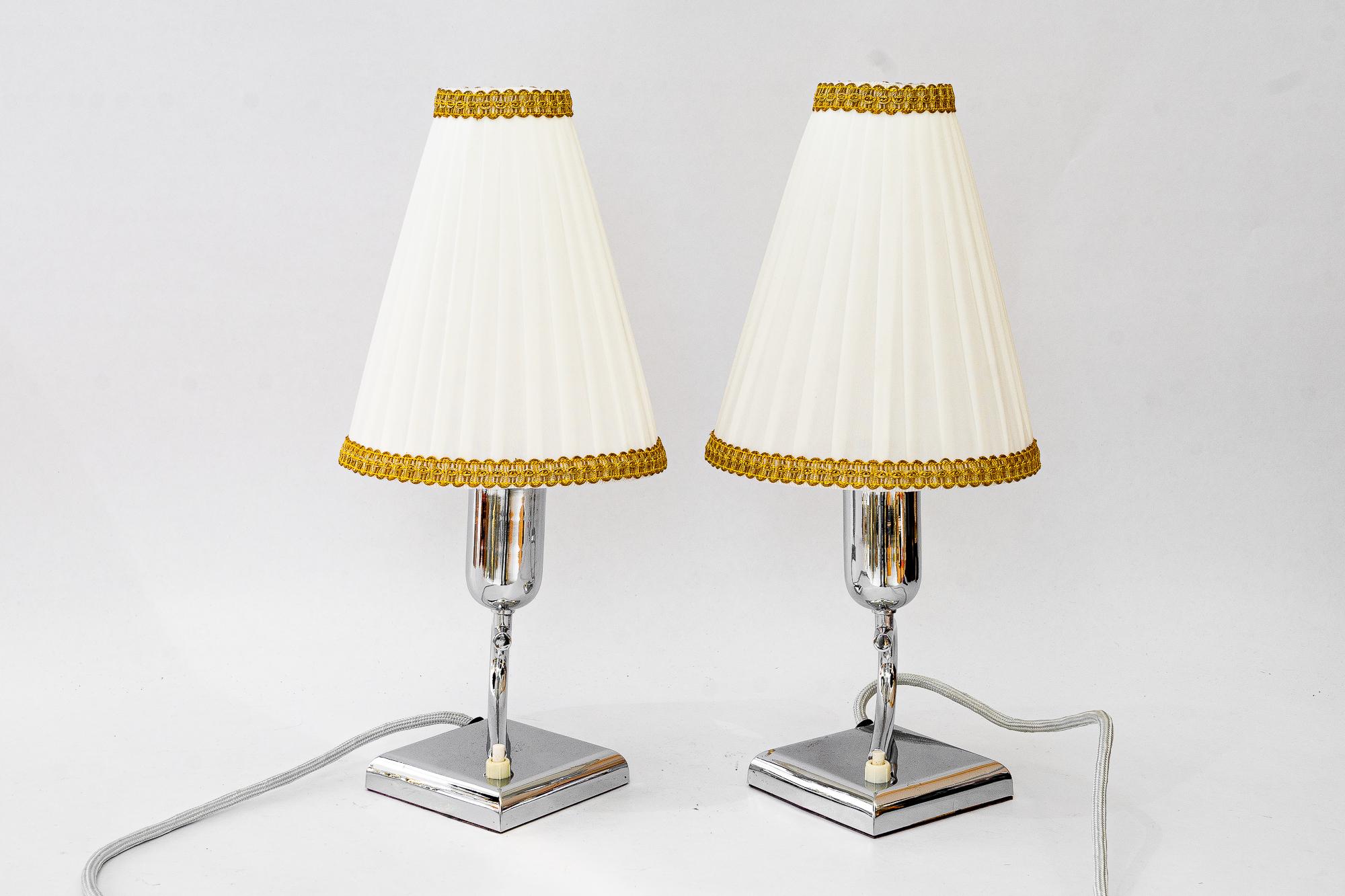 2 lampes de bureau Art Déco avec abat-jour en tissu d'origine viennoise des années 1920
Etat original
Teintes de tissu originales
