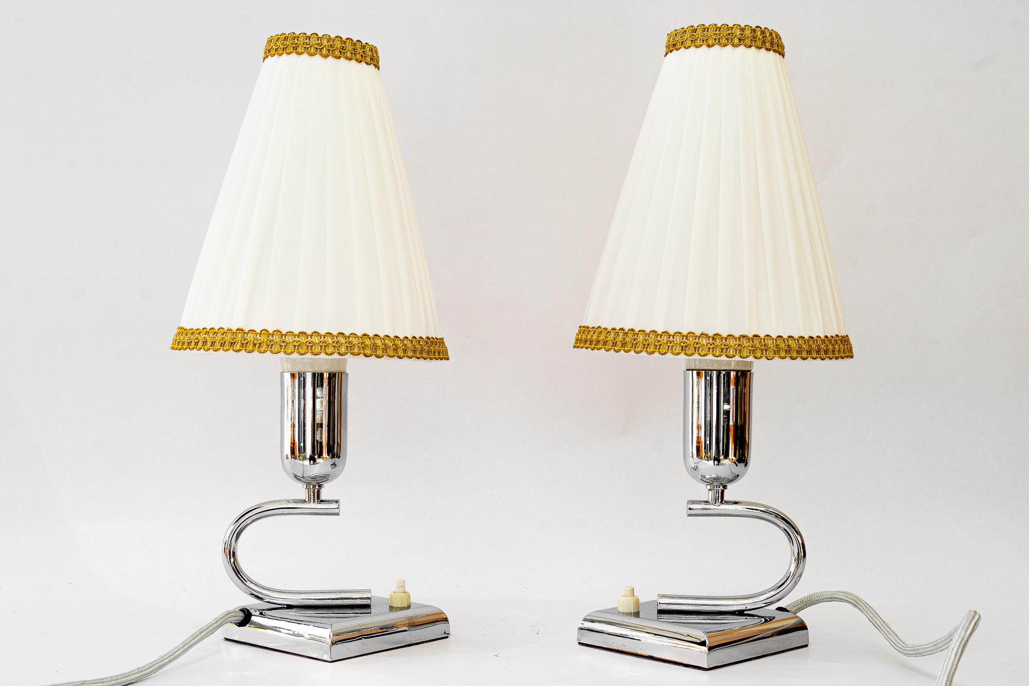 Autrichien 2 lampes de bureau Art Déco avec abat-jour en tissu d'origine viennoise des années 1920 en vente