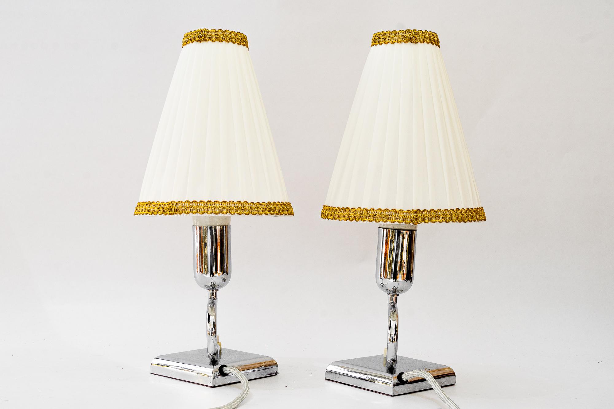 Tissu 2 lampes de bureau Art Déco avec abat-jour en tissu d'origine viennoise des années 1920 en vente