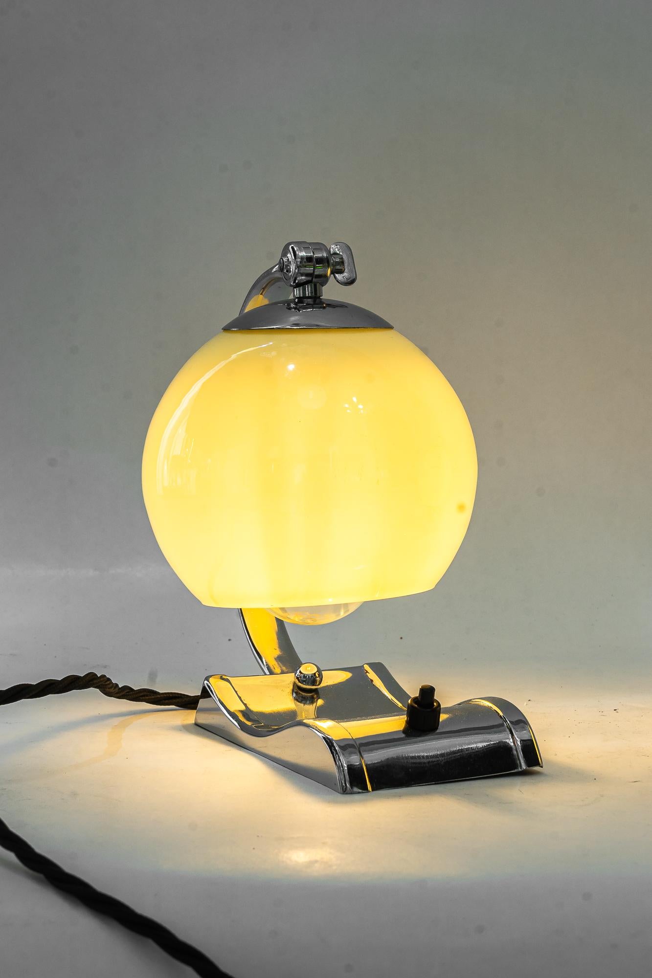 2 lámparas de sobremesa Art Déco cromadas con pantallas de cristal antiguas originales de hacia 1920 en venta 4