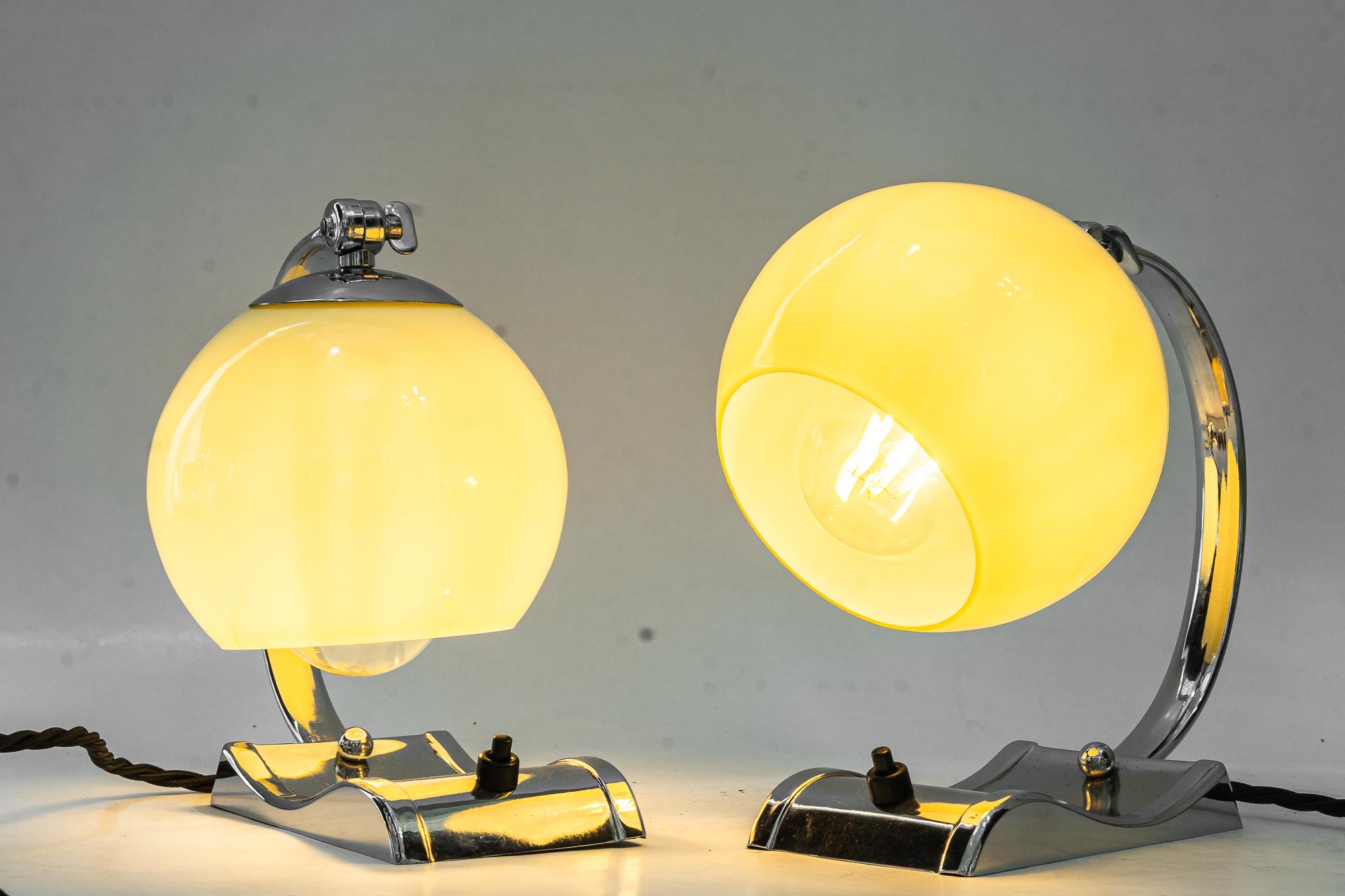 2 lámparas de sobremesa Art Déco cromadas con pantallas de cristal antiguas originales de hacia 1920 en venta 8