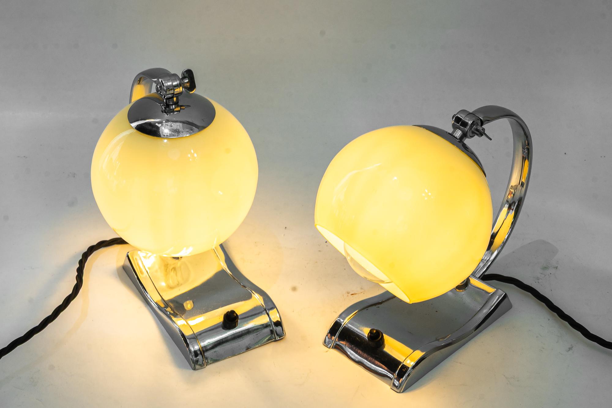 2 lámparas de sobremesa Art Déco cromadas con pantallas de cristal antiguas originales de hacia 1920 en venta 9