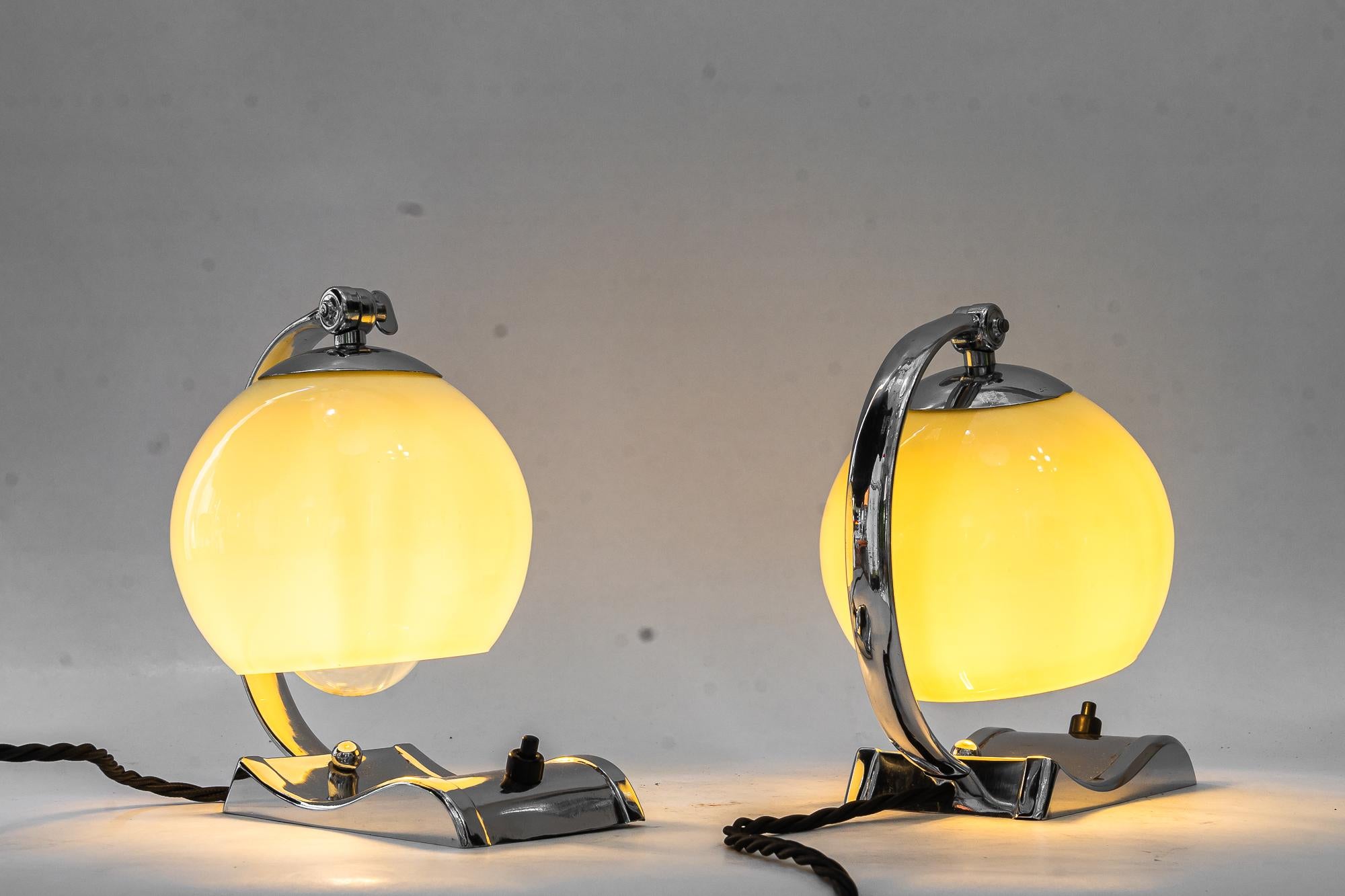 2 lámparas de sobremesa Art Déco cromadas con pantallas de cristal antiguas originales de hacia 1920 en venta 10