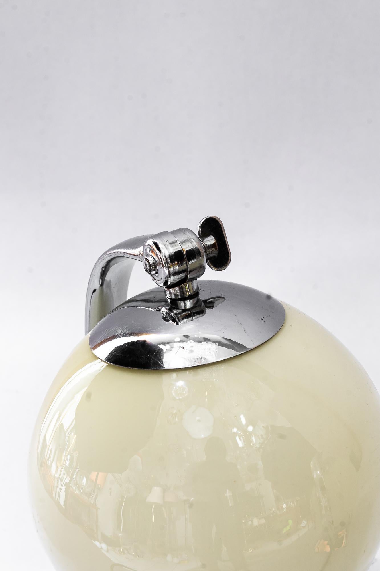 2 lámparas de sobremesa Art Déco cromadas con pantallas de cristal antiguas originales de hacia 1920 en venta 11