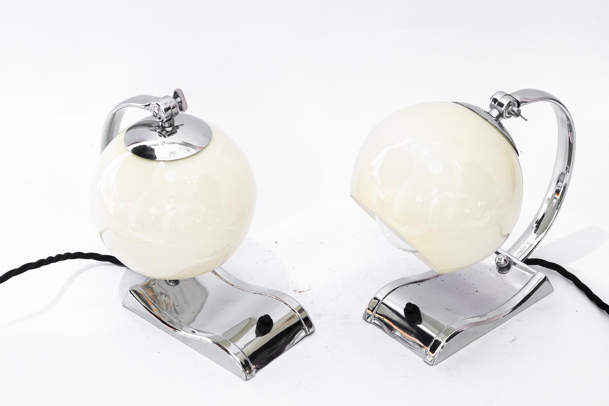 2 lámparas de sobremesa Art Déco cromadas con pantallas de cristal antiguas originales de hacia 1920
Estado original