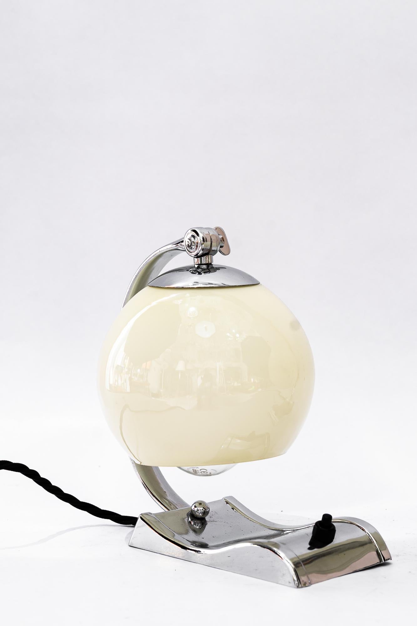 2 lámparas de sobremesa Art Déco cromadas con pantallas de cristal antiguas originales de hacia 1920 en Bueno estado para la venta en Wien, AT