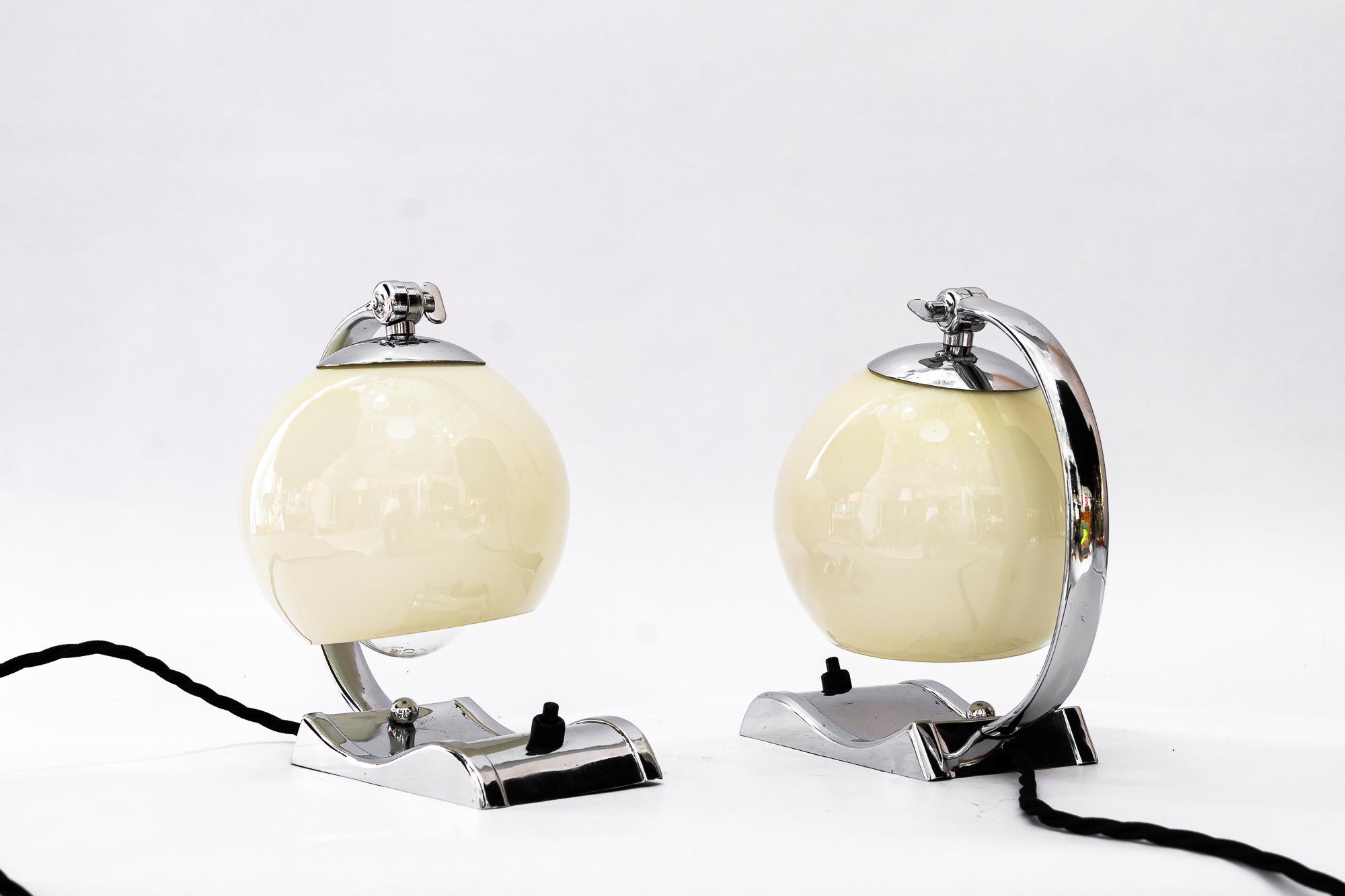 2 lámparas de sobremesa Art Déco cromadas con pantallas de cristal antiguas originales de hacia 1920 principios del siglo XX en venta