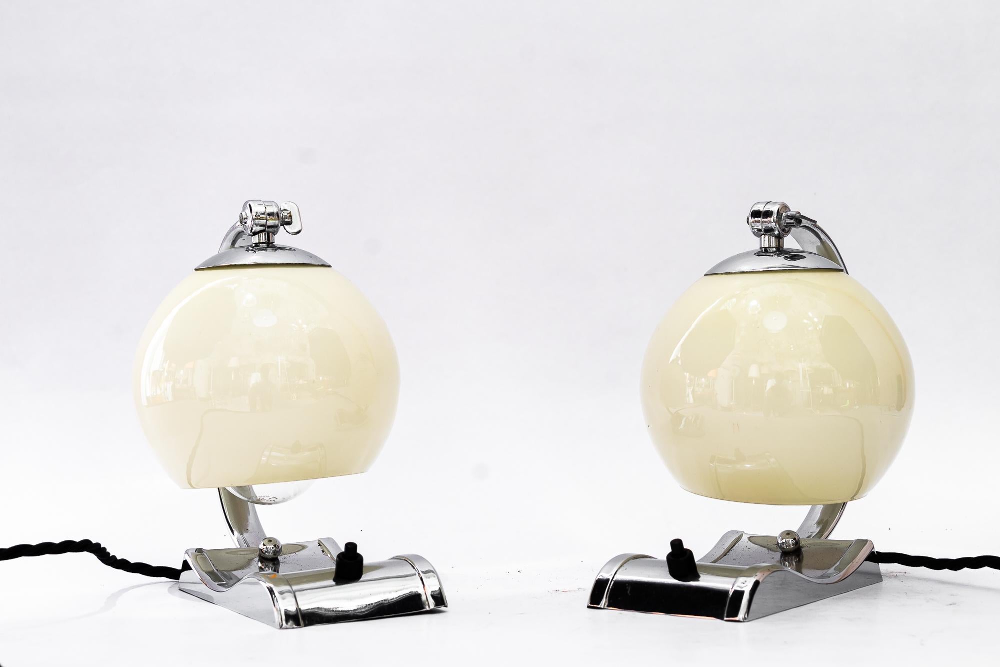 2 lámparas de sobremesa Art Déco cromadas con pantallas de cristal antiguas originales de hacia 1920 en venta 1