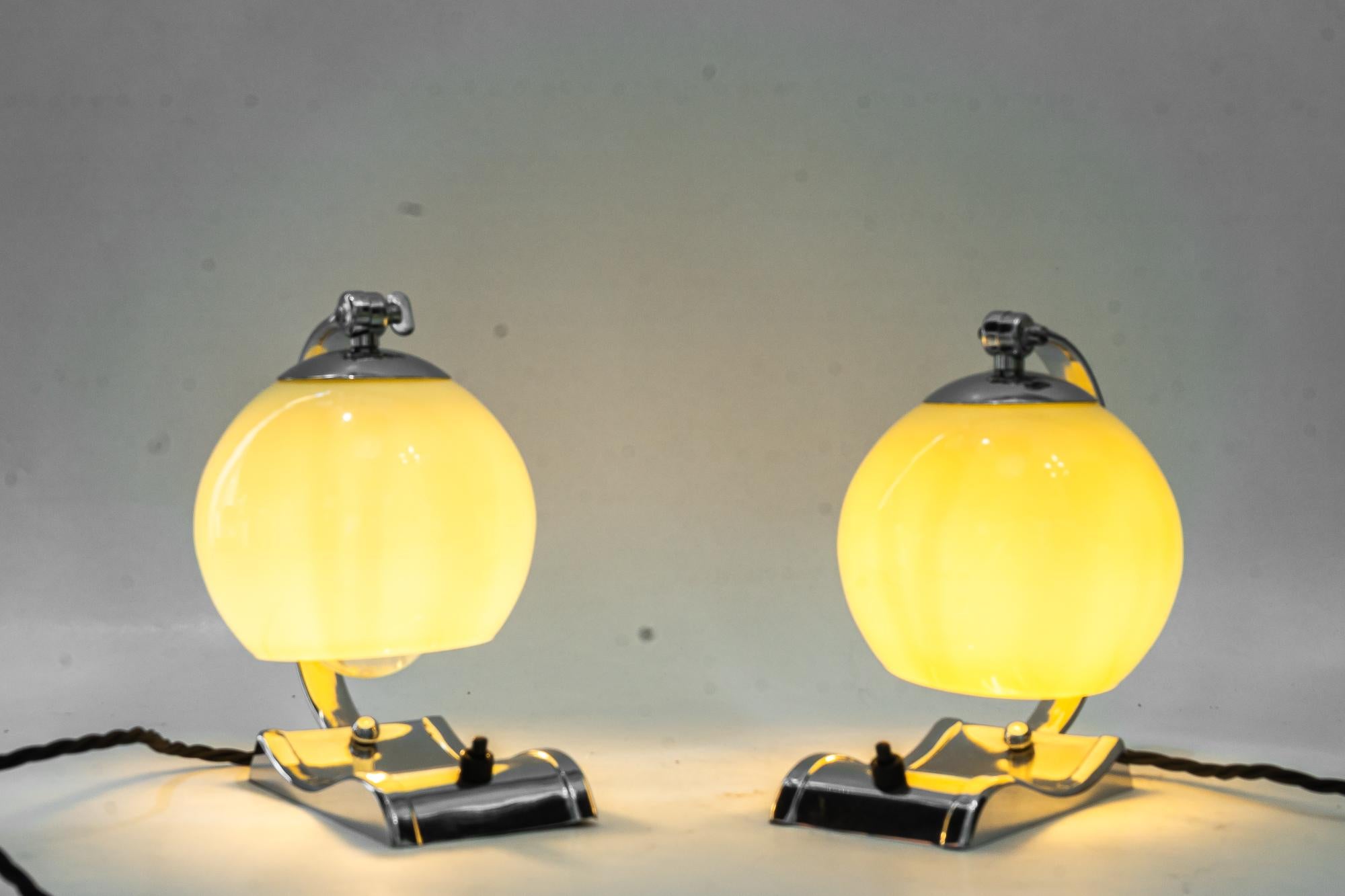 2 lámparas de sobremesa Art Déco cromadas con pantallas de cristal antiguas originales de hacia 1920 en venta 2