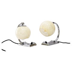 2 lampade da tavolo Art Deco cromate con paralumi originali in vetro antico, anni '20 circa