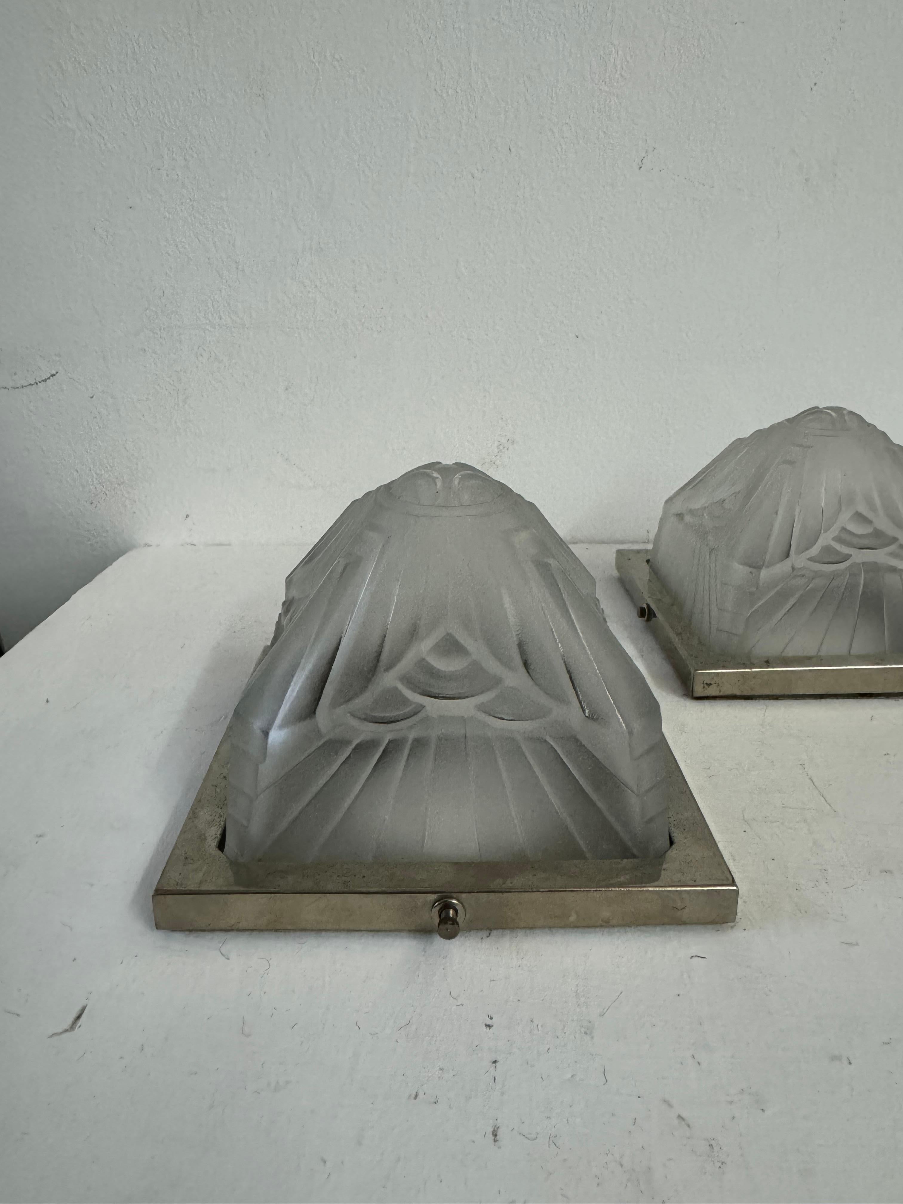 2 montature da incasso a cupola Art Deco, vetro smerigliato e metallo nichelato di Schneider, 1920 In condizioni buone in vendita a Merida, Yucatan