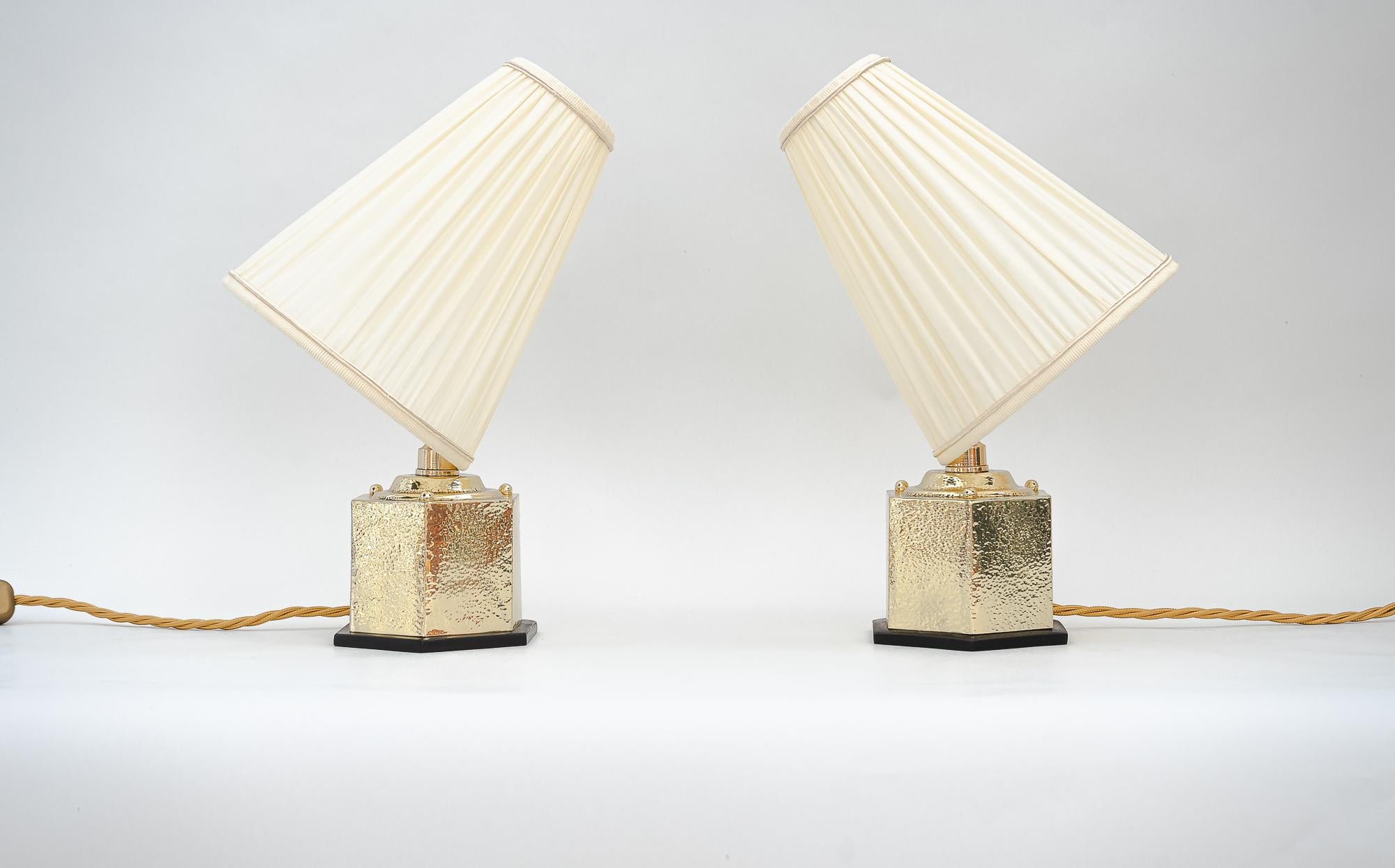 2 Art Deco hammered hexagonal table lamps with bakelite base and fabric shades, circa 1920s
Polished and stove enameled
The fabric shades are replaced (new).