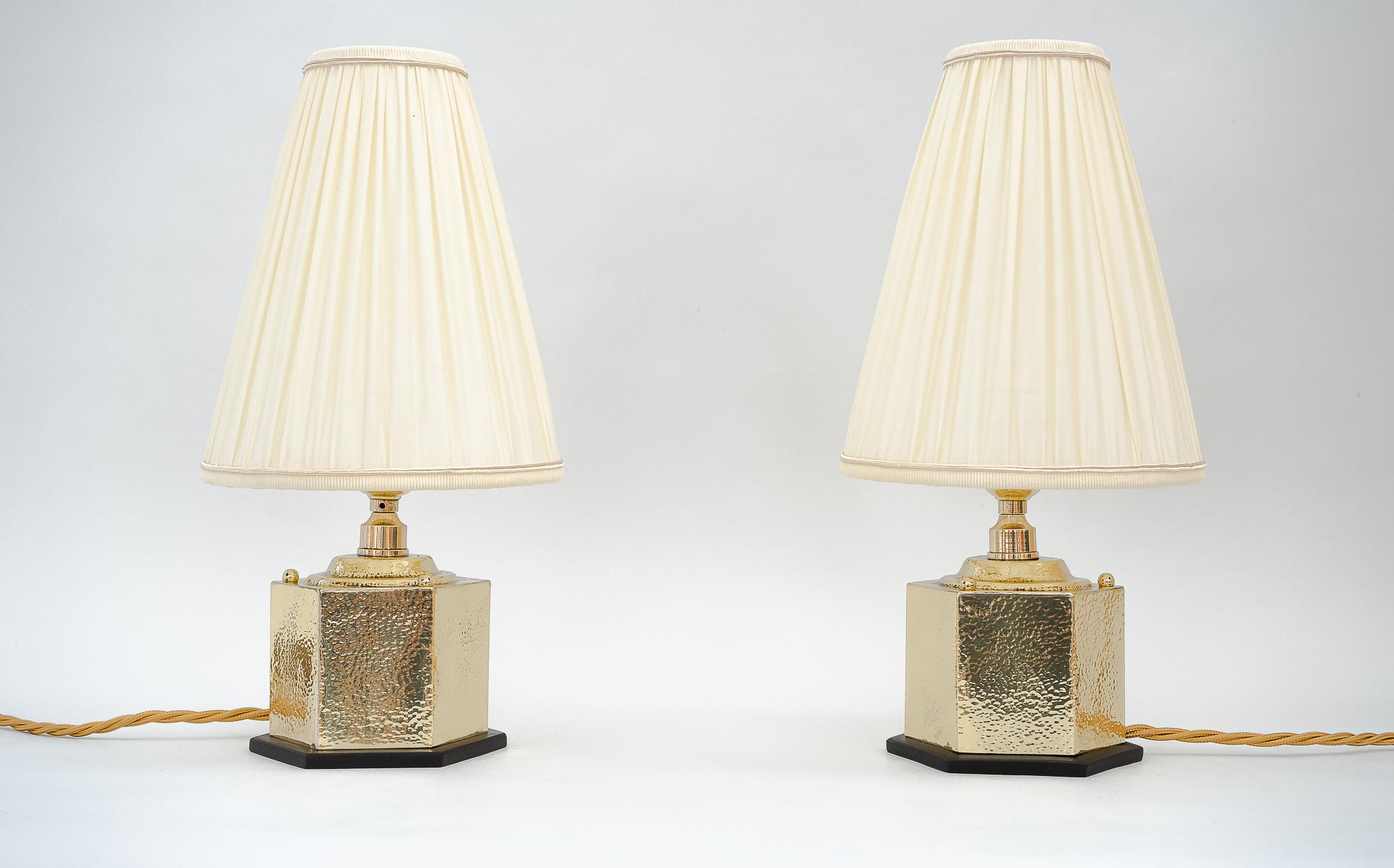 2 Art Deco Hammered Hexagonal Table Lamps with Bakelite Base and Fabric Shades In Good Condition In Wien, AT