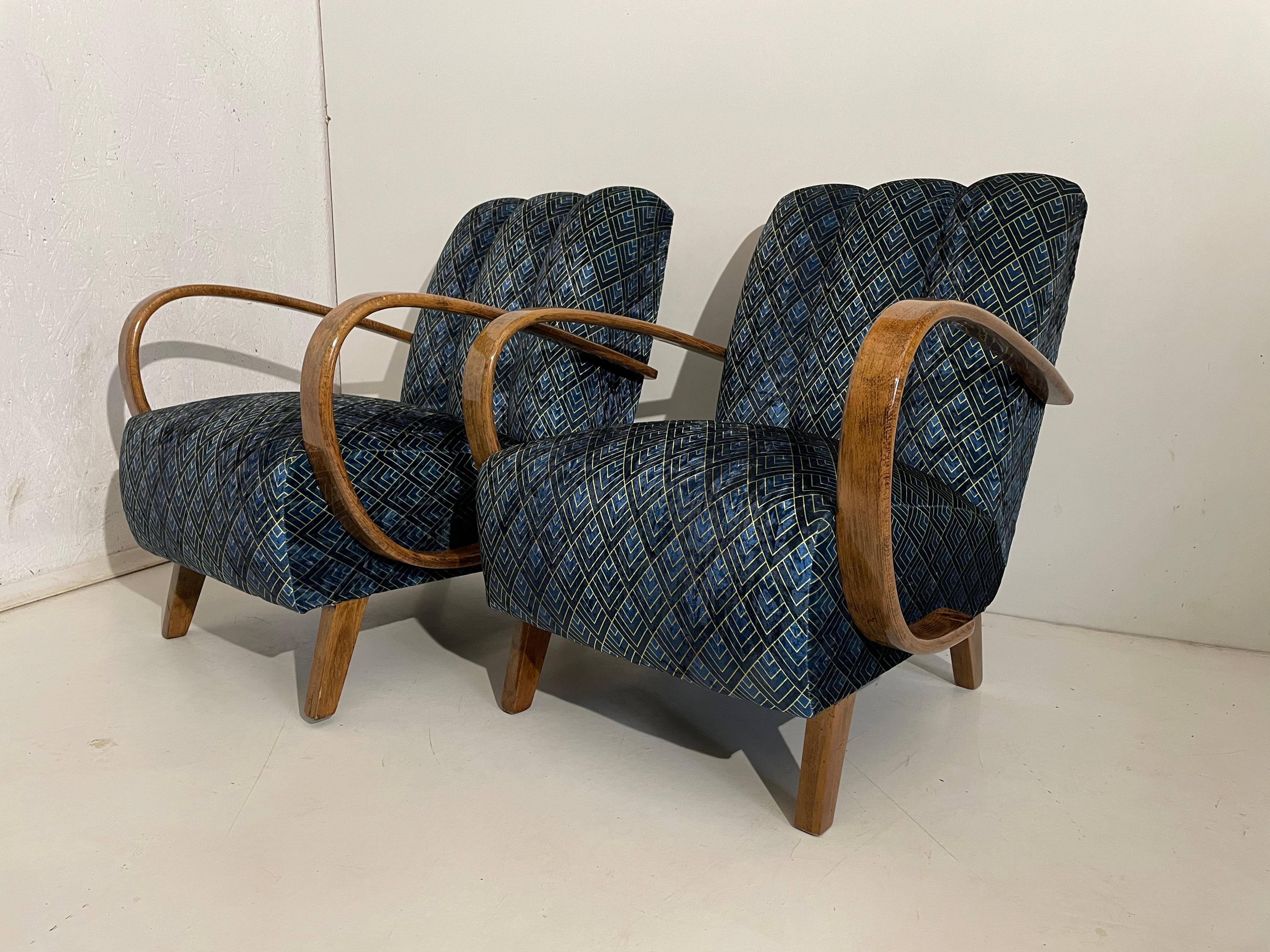 2 Art-Déco-Sessel von 1940, Tschechische Republik.
Entworfen von dem berühmten tschechischen Designer Jindrich Halabala, der zu den bedeutendsten Schöpfern der Moderne zählt. Den Höhepunkt seiner Karriere erlebte er in den 1930er und 1940er Jahren,