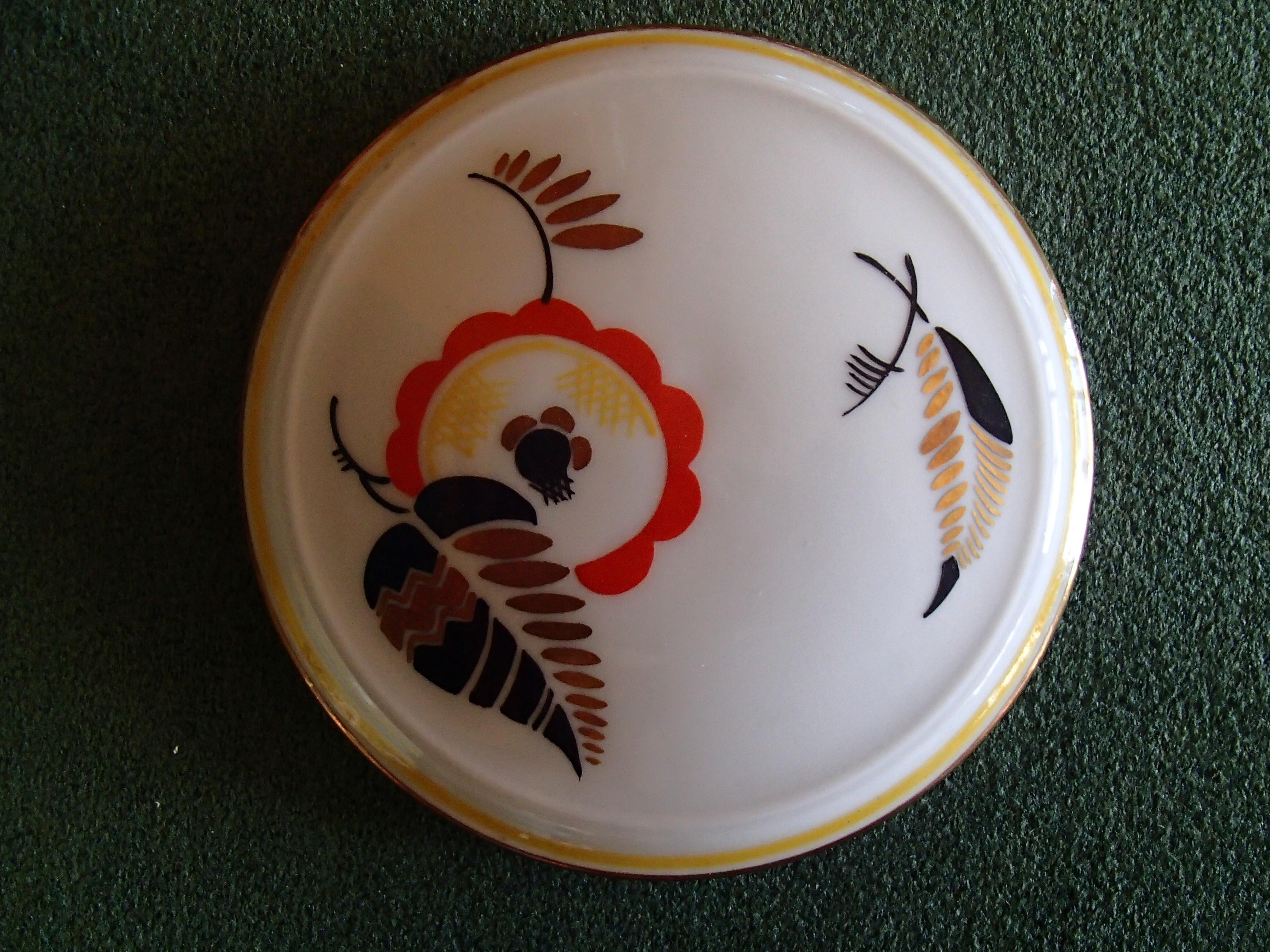 2 Langenthaler Keramikdosen mit geometrischem Muster im Art Deco-Stil
Größe: T 10 cm, H 4 cm // T 8,5 cm, H 6,5 cm.