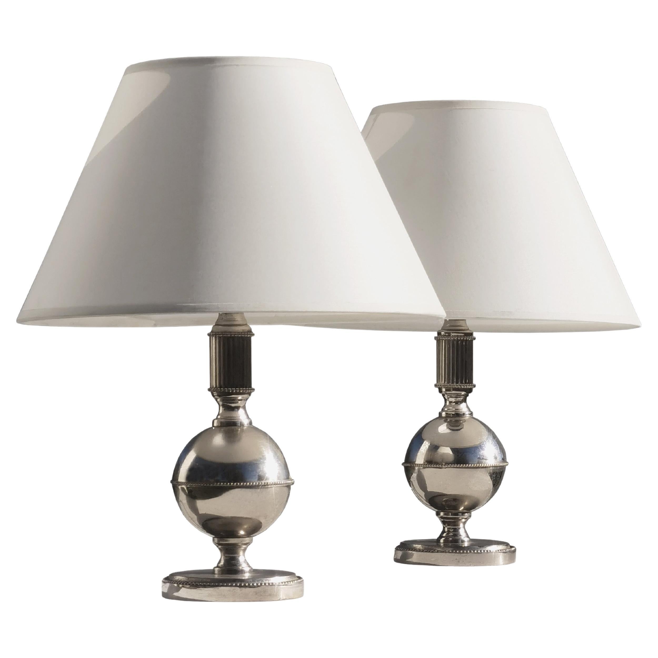 2 LAMPADE DA TAVOLO ART-DECO MODERNIST Bauhaus NEOCLASSICO in metallo argentato, Francia 1930