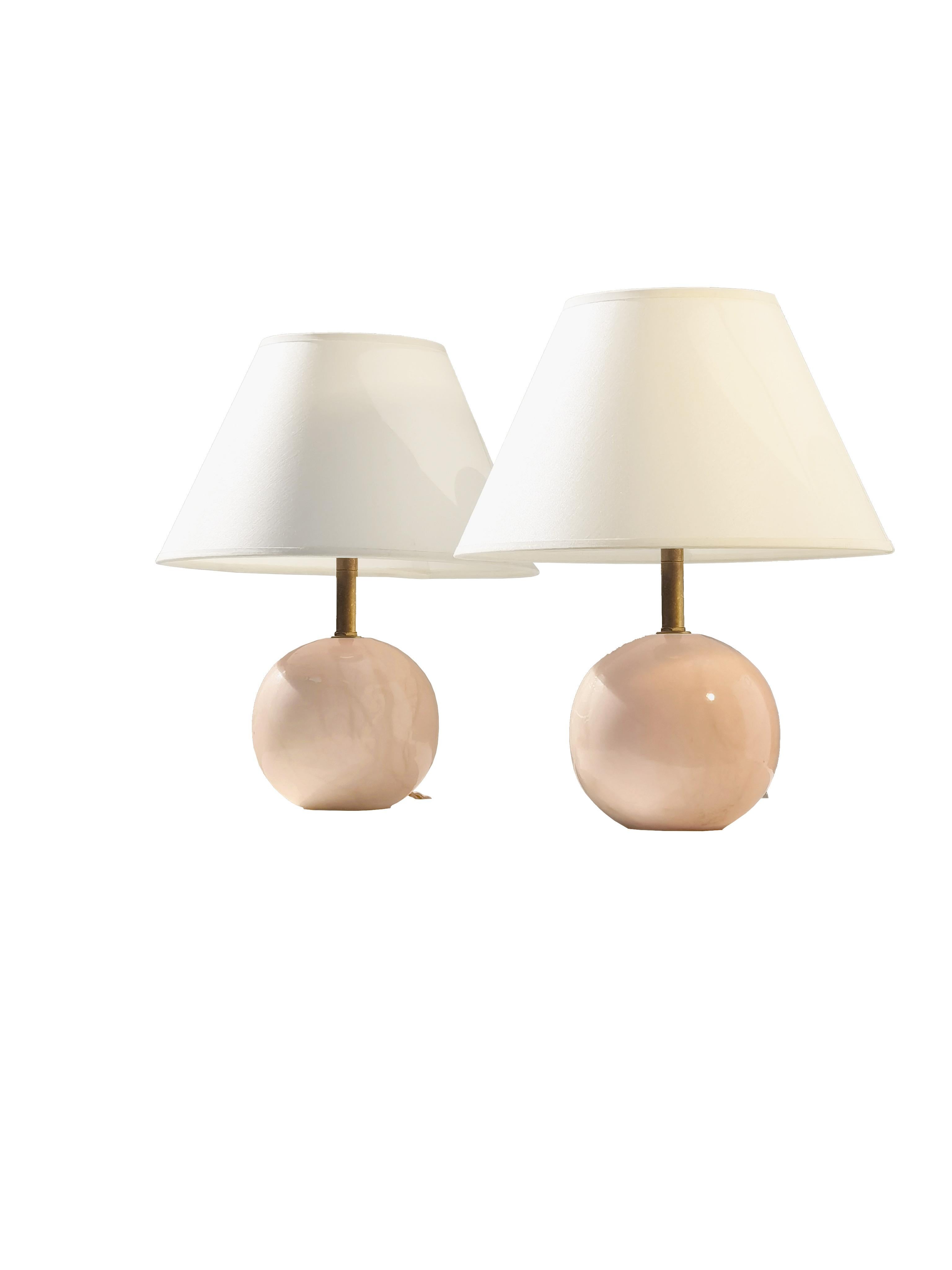 2 LÁMPARAS DE MESA DE MÁRMOL ROSA MODERNISTAS ART-DECO, Francia 1960 mediados del siglo XX en venta