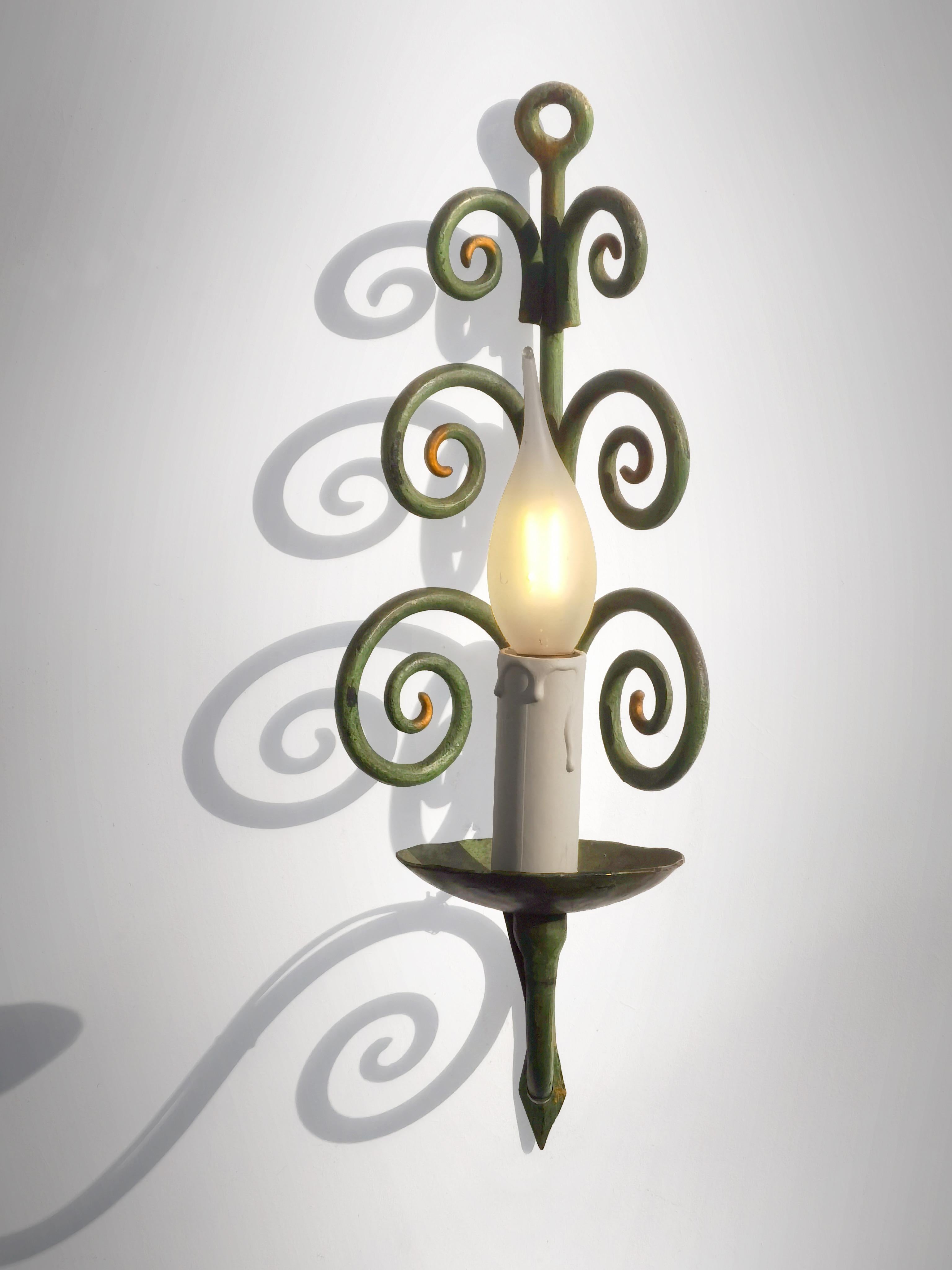 2 LÁMPARAS DE PARED DE HIERRO FORJADO ART-DECO NEOCLÁSICAS SHABBY-CHIC, Francia 1930 Francés en venta