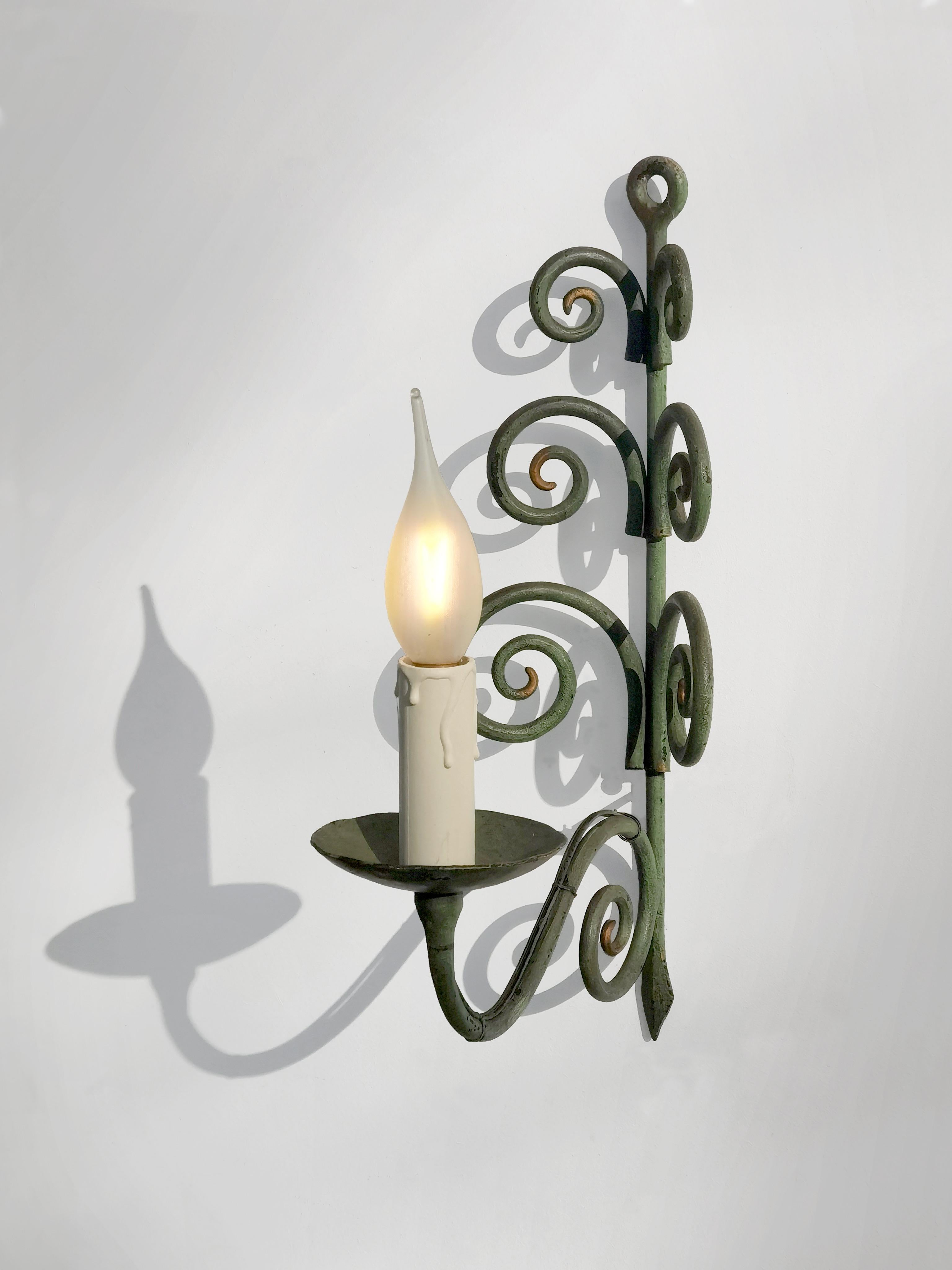 2 LÁMPARAS DE PARED DE HIERRO FORJADO ART-DECO NEOCLÁSICAS SHABBY-CHIC, Francia 1930 mediados del siglo XX en venta