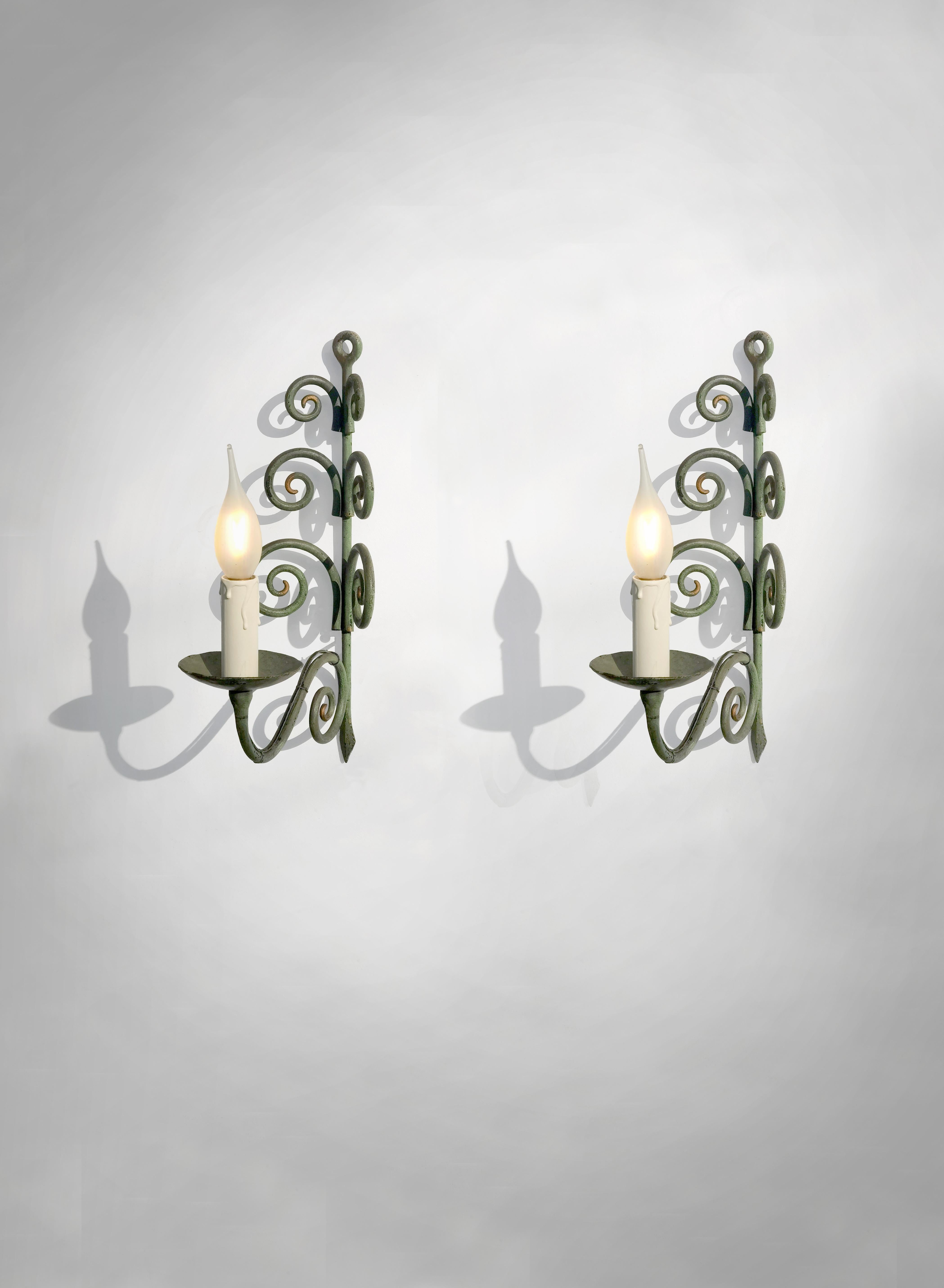 Un hermoso par de, Art Decó, neoclásico, Shabby-Chic, sencillas y sofisticadas lámparas de pared, apliques, apliques, estructuras de hierro forjado lacado con acabados celadón y dorado, formando una aérea y casi 