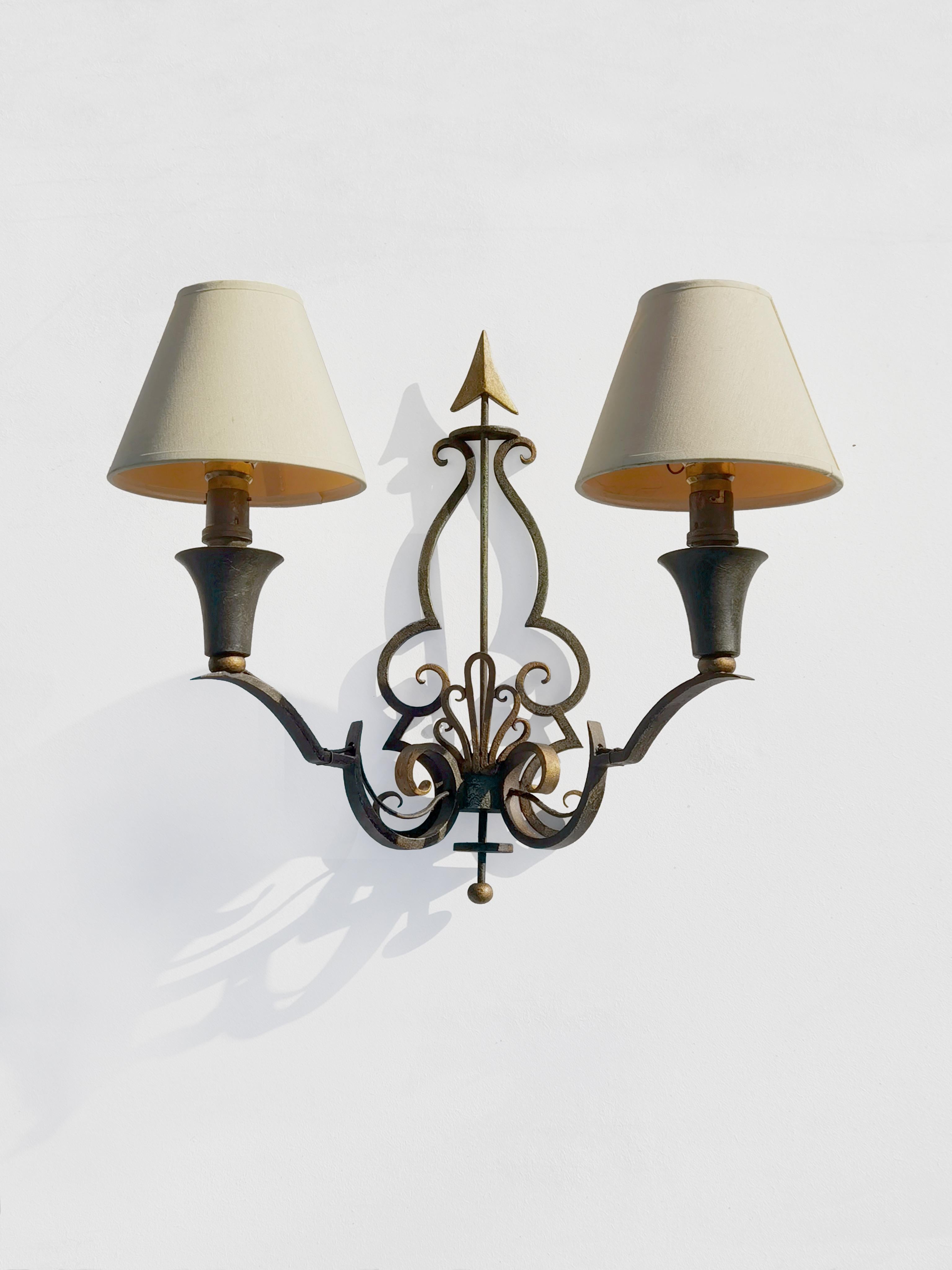 2 LAMPADE DA PARETE NEOCLASSICHE ART-DECO in ferro battuto di RAYMOND SUBES, Francia 1930 in vendita 2