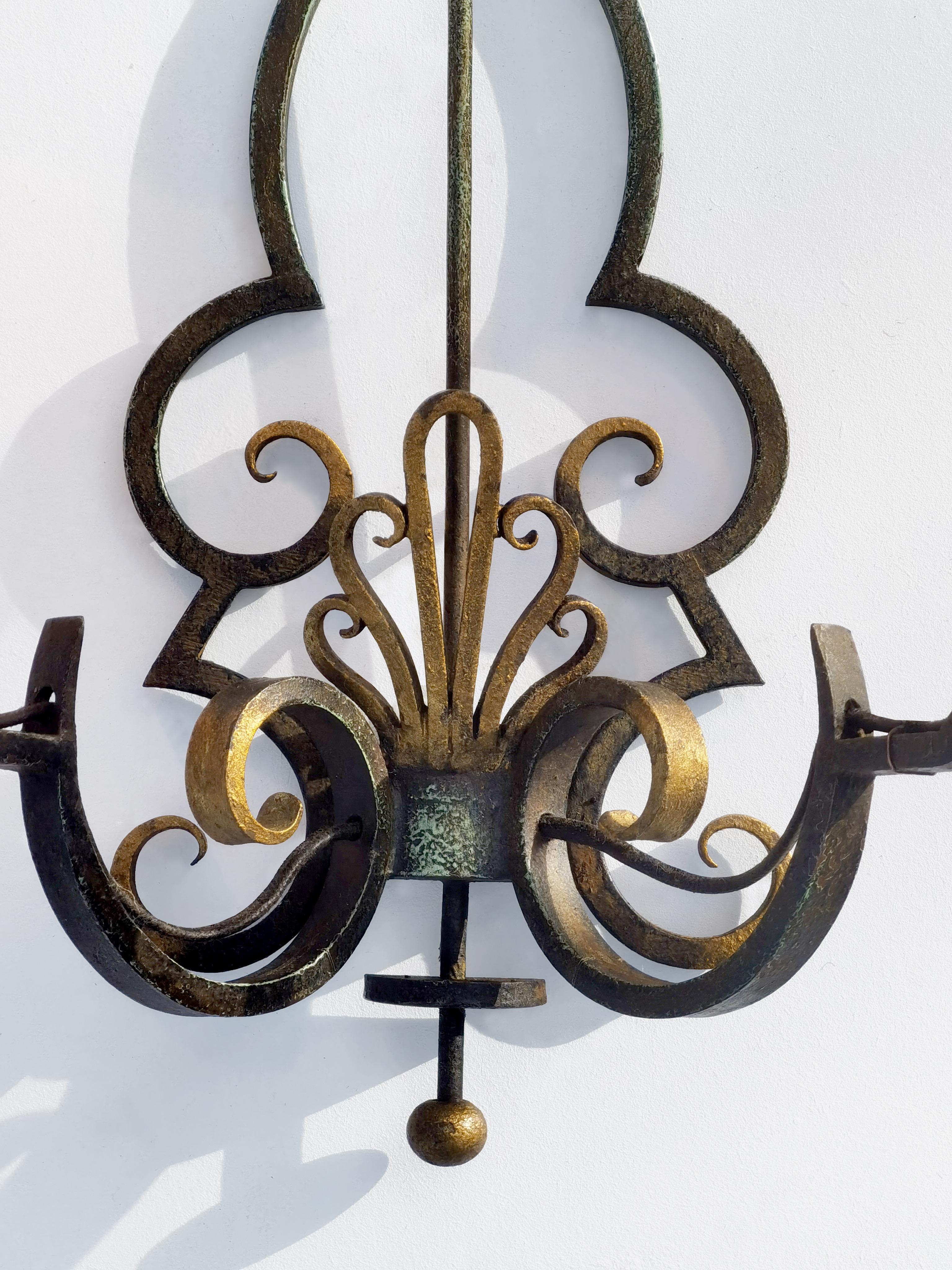 2 LAMPADE DA PARETE NEOCLASSICHE ART-DECO in ferro battuto di RAYMOND SUBES, Francia 1930 In condizioni discrete in vendita a PARIS, FR