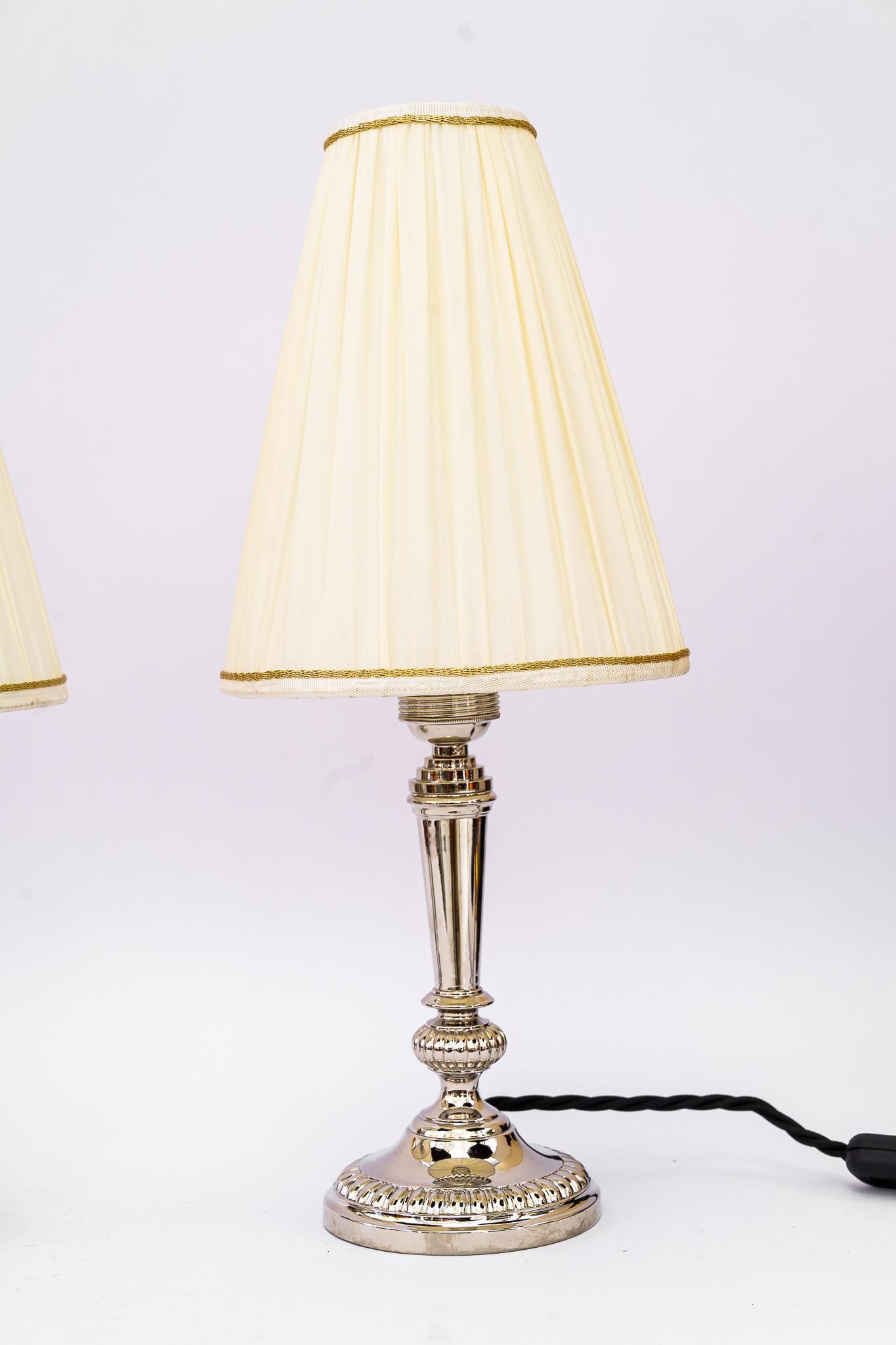 2 vernickelte Art-Déco-Tischlampen mit Stoffschirmen, Wien, ca. 1920er Jahre (Art déco) im Angebot