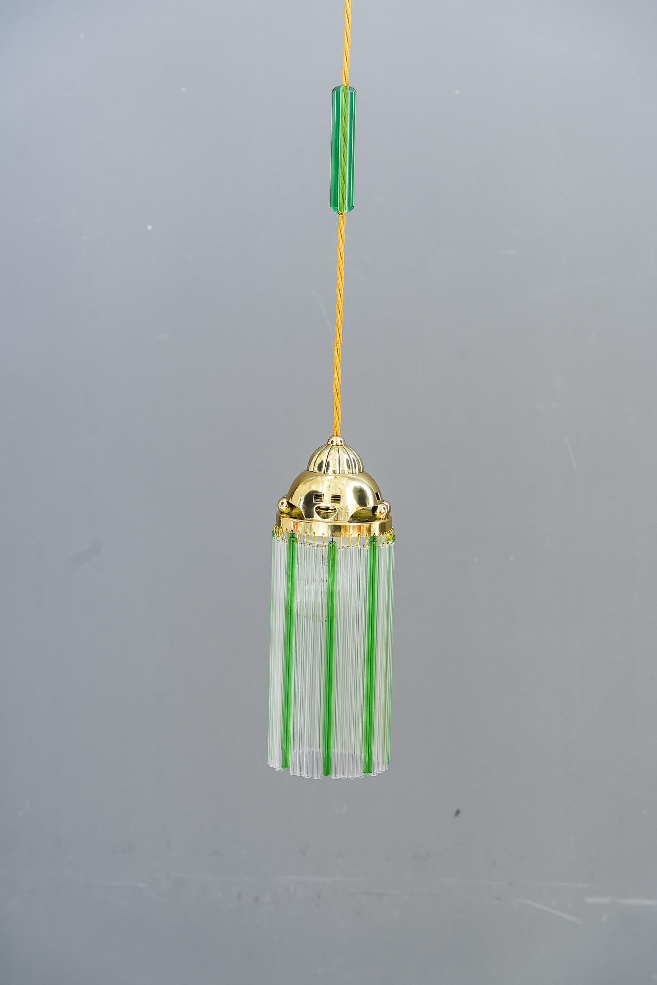 2 pendentifs Art Déco vienne vers 1920
Le verre vert est d'origine. 
Les bâtonnets transparents en verre blanc sont remplacés (nouveaux)