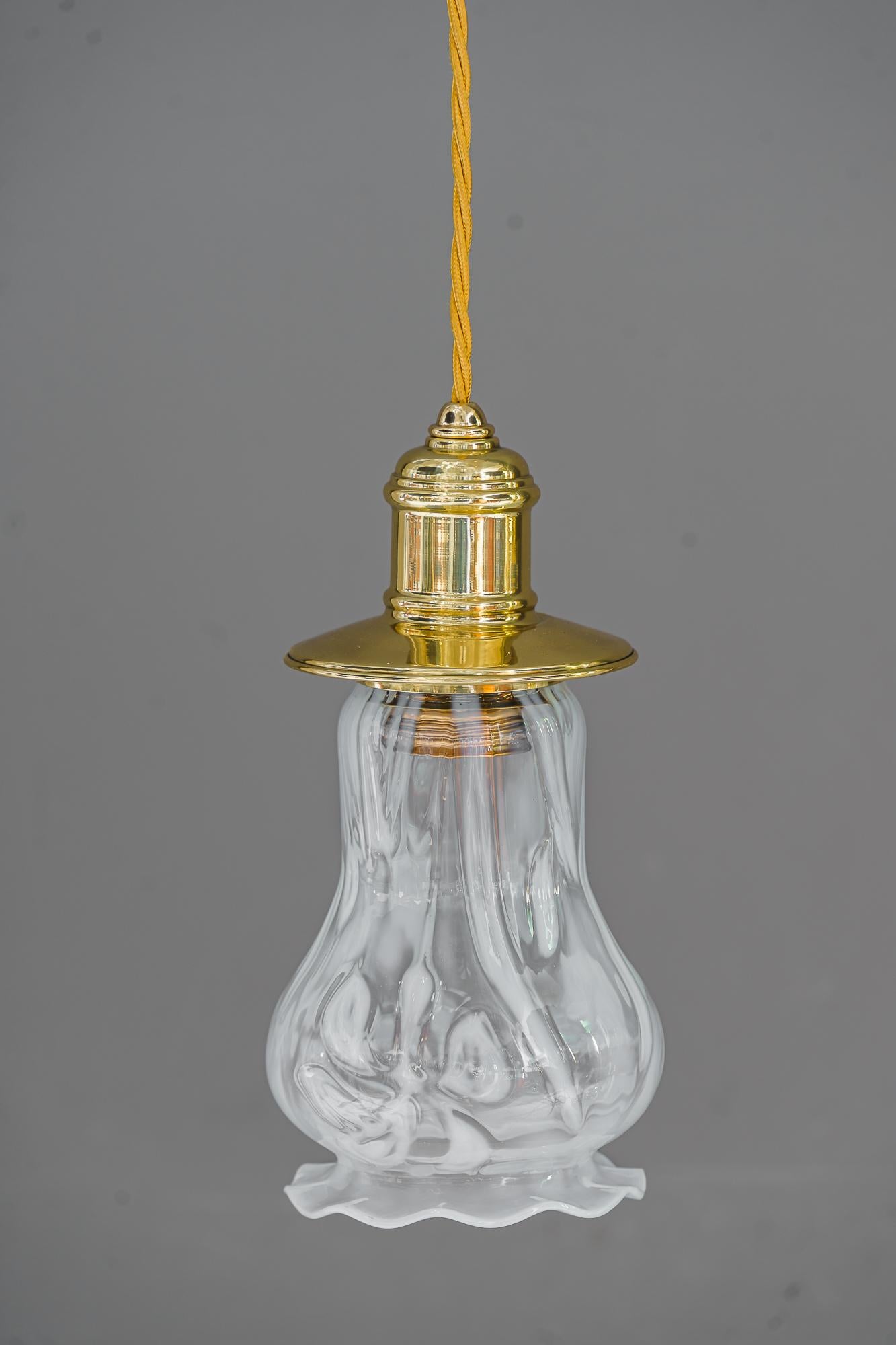 Laqué 2 suspensions Art déco Vienne vers les années 1920 avec abat-jours en verre opalin en vente
