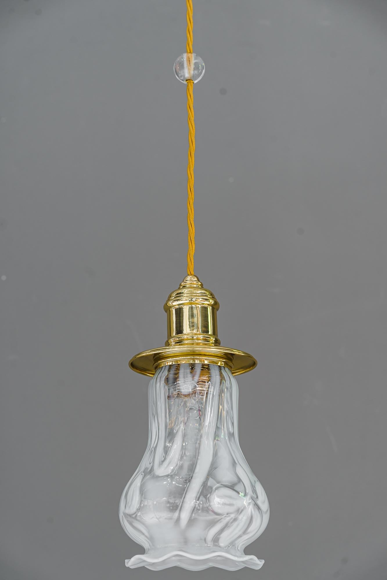 Début du 20ème siècle 2 suspensions Art déco Vienne vers les années 1920 avec abat-jours en verre opalin en vente