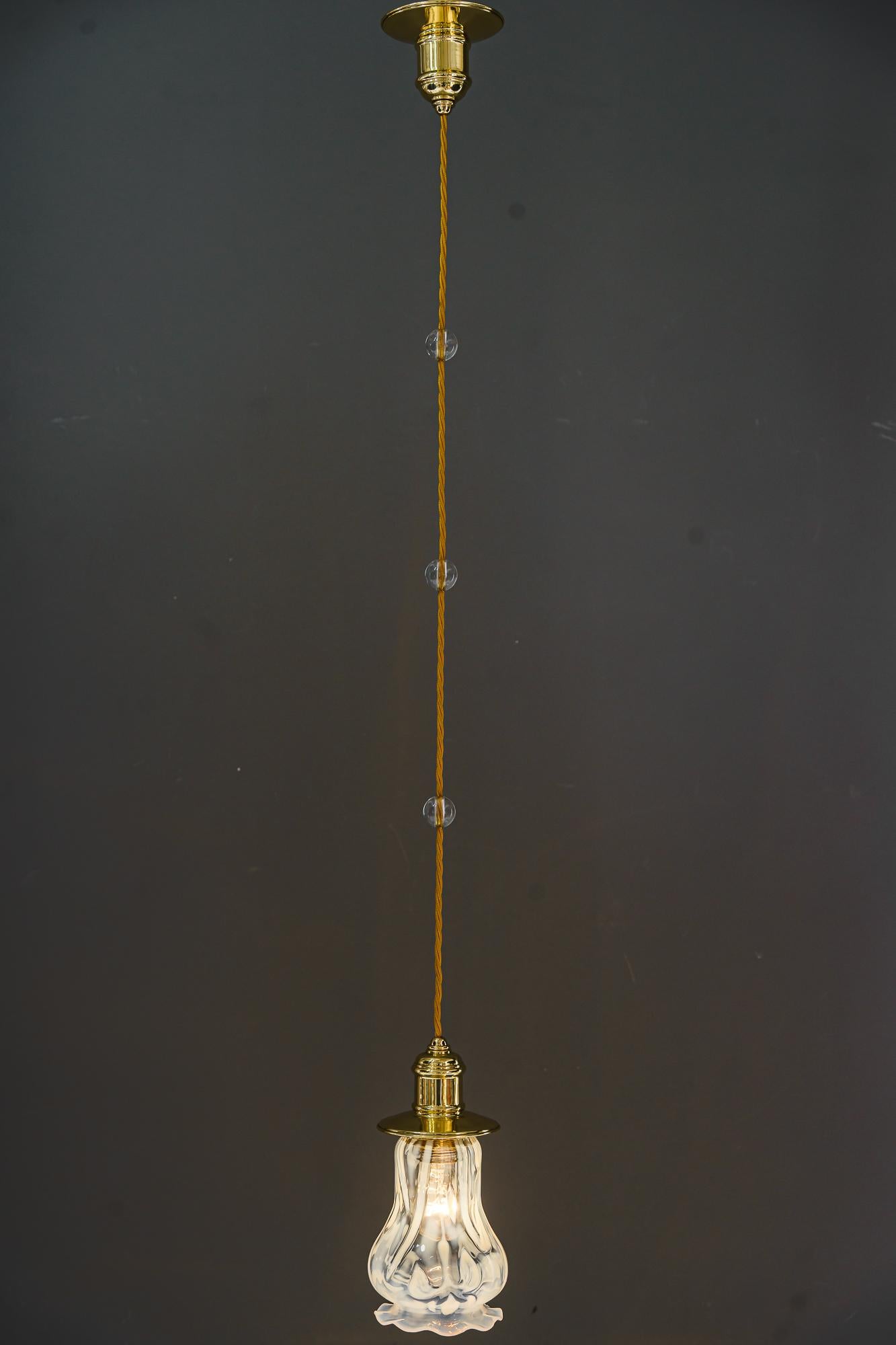 Laiton 2 suspensions Art déco Vienne vers les années 1920 avec abat-jours en verre opalin en vente