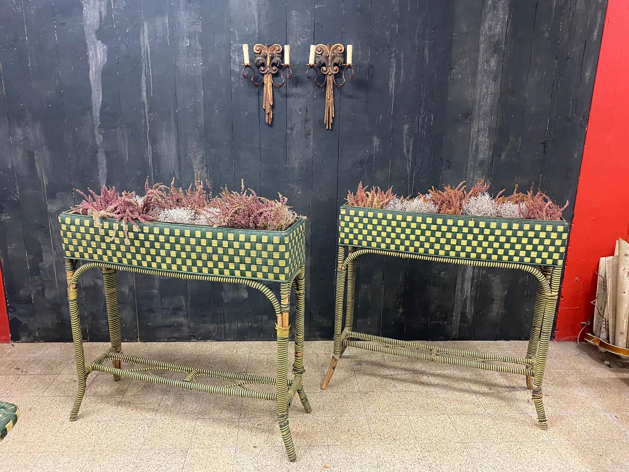 2 jardinières en rotin Art Déco vers 1920/1930
Bon état général, quelques lacunes.
2 fauteuils et une table du modèle sont également en vente dans d'autres annonces.