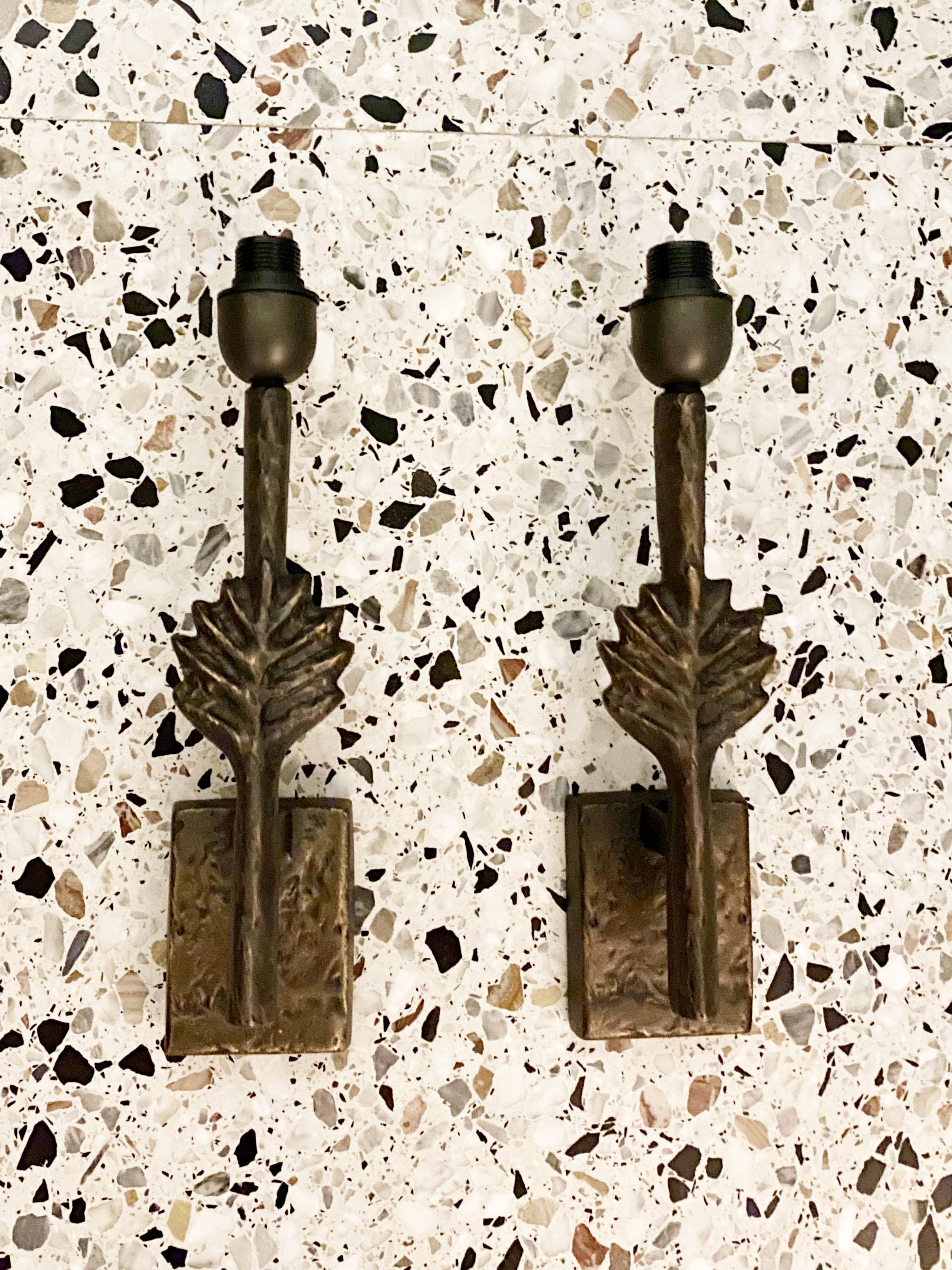 Pareja de apliques Lucien Gau de estilo Giacometti con motivo de follaje
Metal de bronce patinado
Set de 2

Altura: 35 cm
Anchura: 8 cm
Profundidad: 9 cm