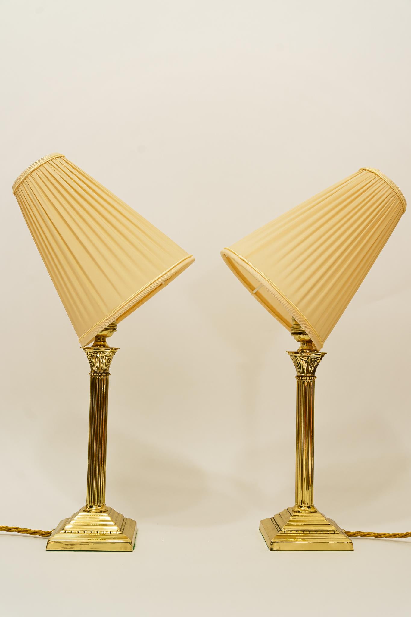 2 lampes de table Art Déco vienne autour des années 1920
Laiton poli et émaillé au four
L'abat-jour en tissu est remplacé (neuf).