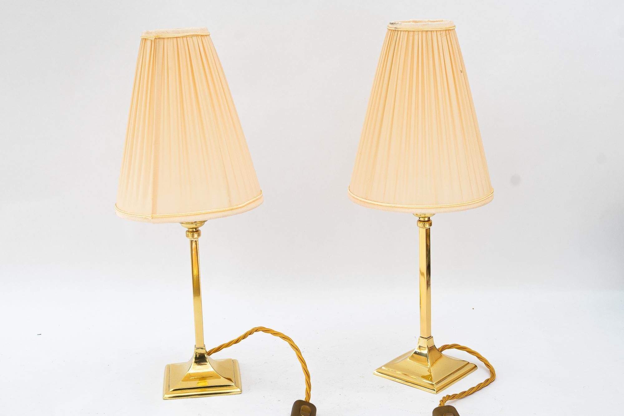 2 lámparas de mesa art déco con pantallas de tela viena hacia 1920
Latón pulido y esmaltado al horno
Se sustituyen las persianas de tela ( nuevas )