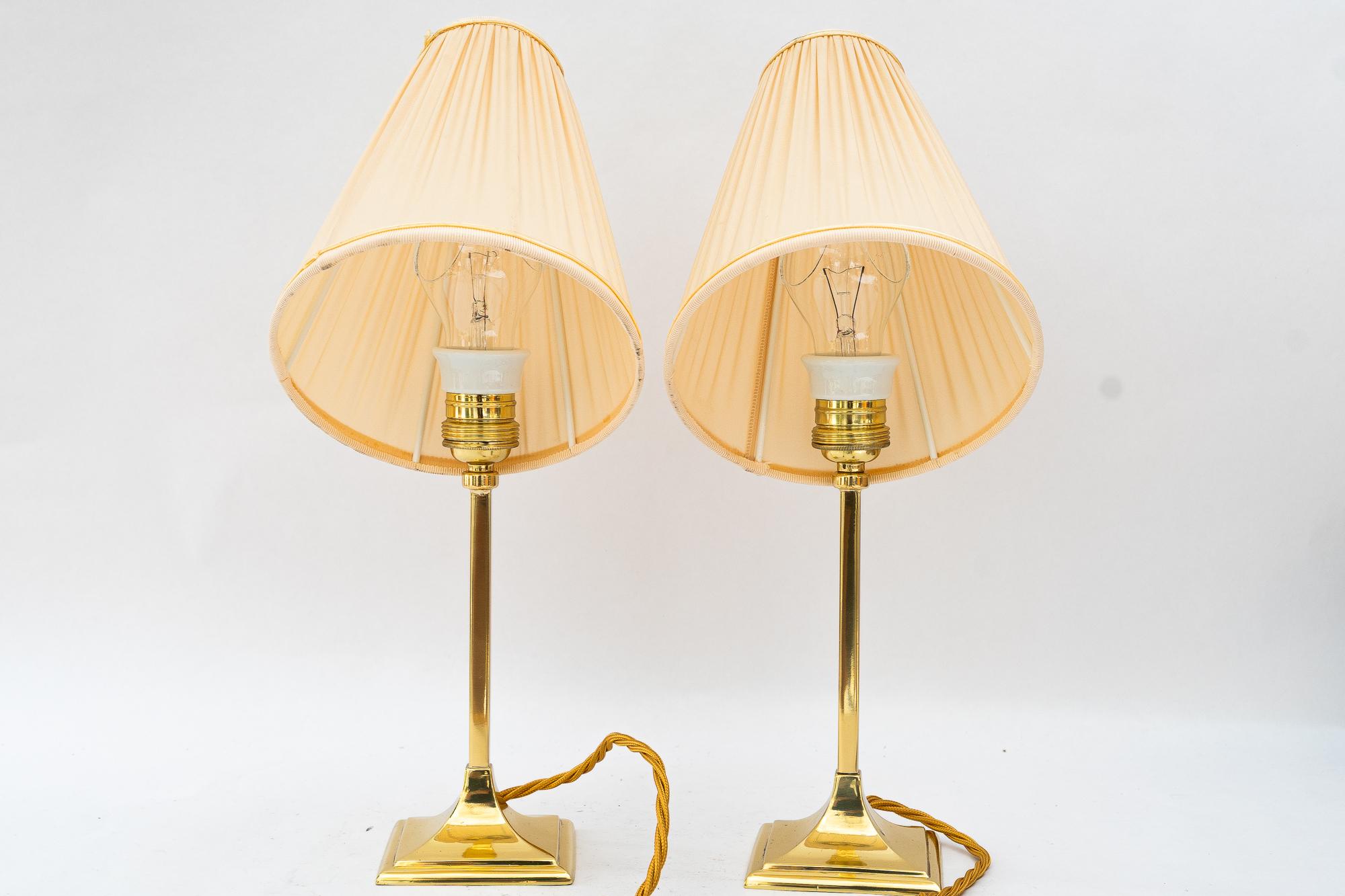 2 lámparas de mesa art déco con pantallas de tela viena hacia 1920 Art Decó en venta